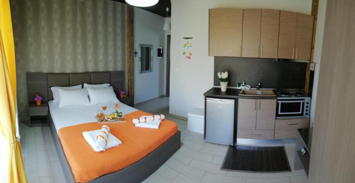 Deluxe Double Room (2 Adults + 1 Child) - Photo 13