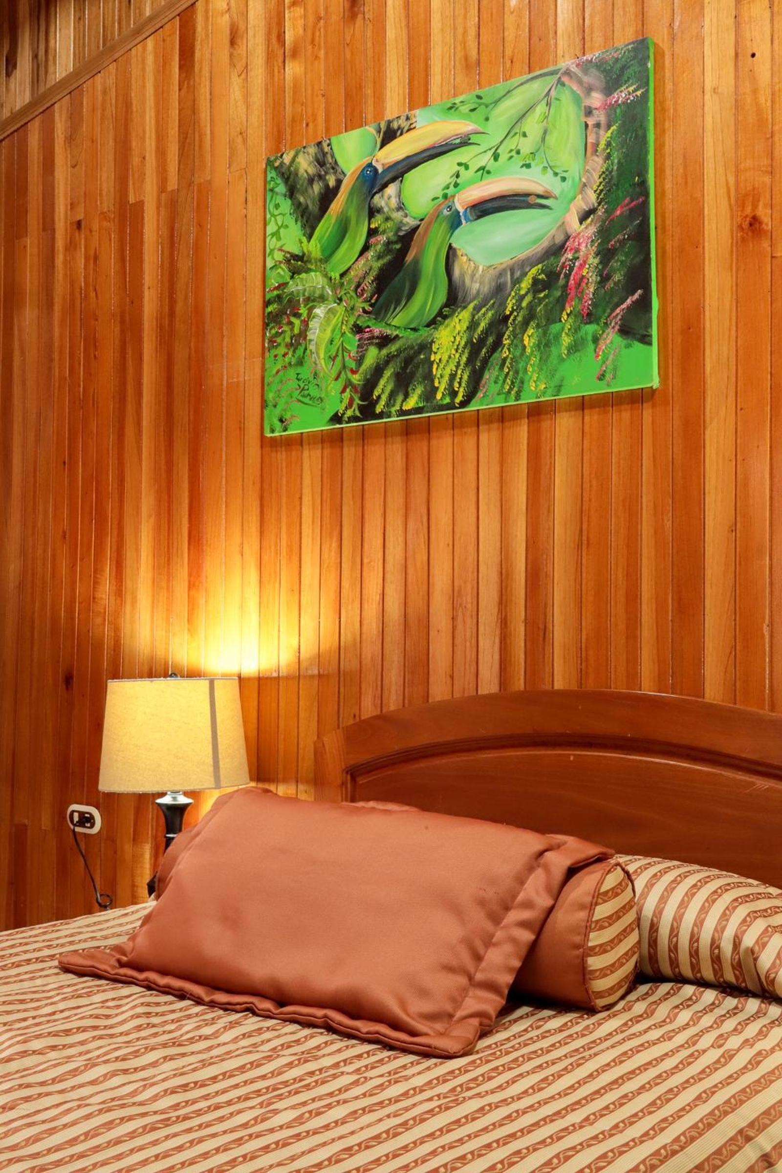 Deluxe Three-Bedroom Cottage photo 2