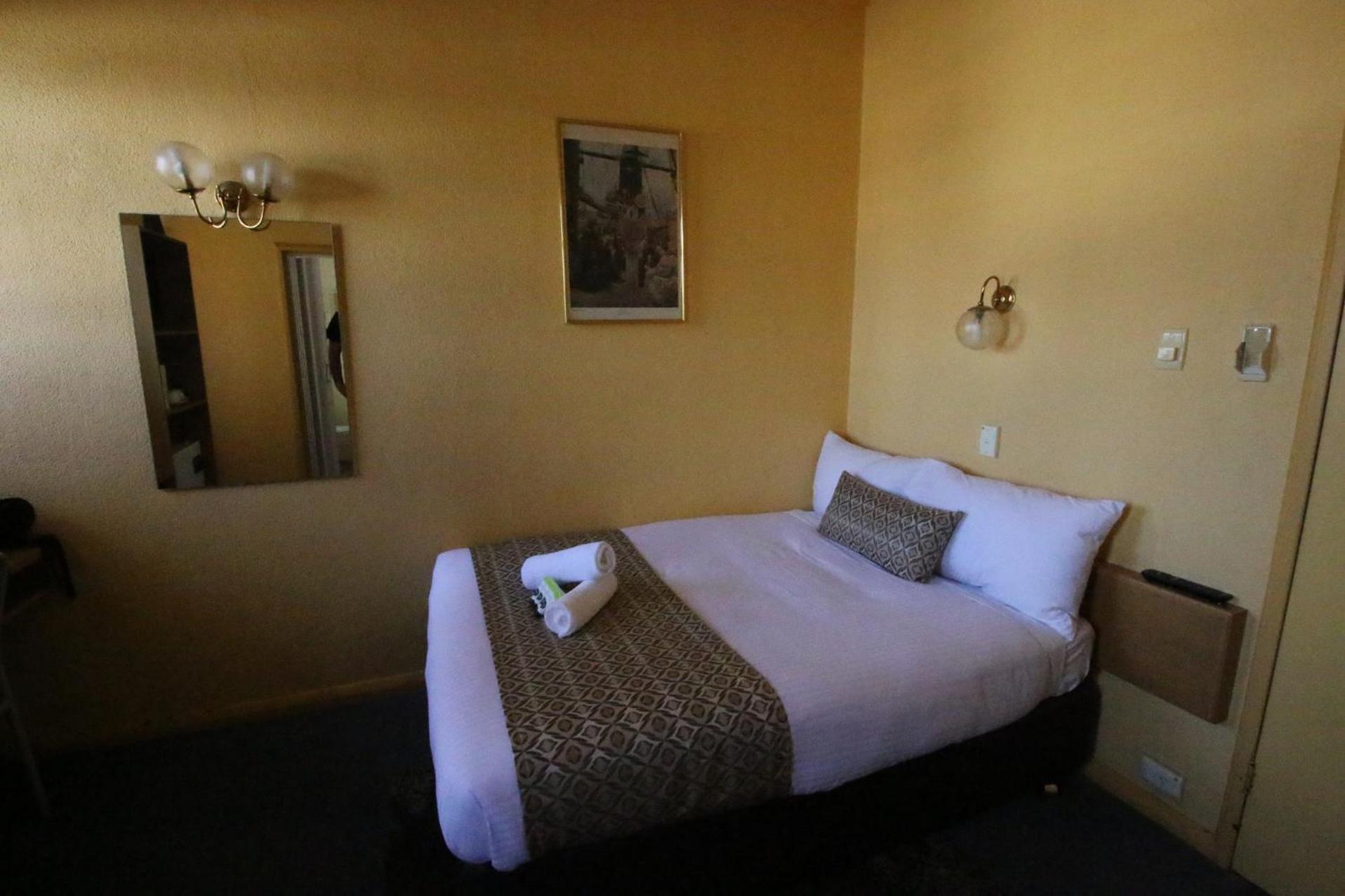 Budget Double Room photo 3