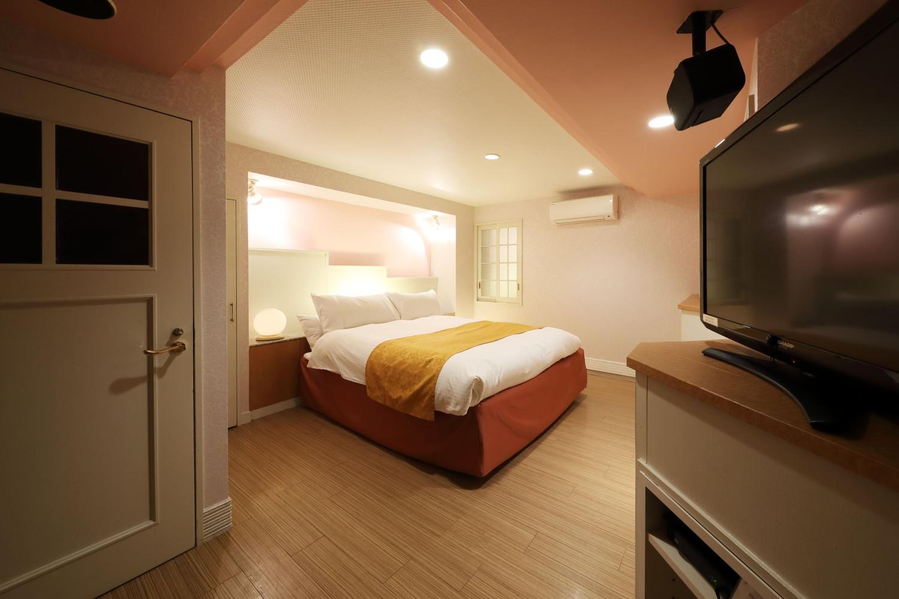 Double Room - Photo 9