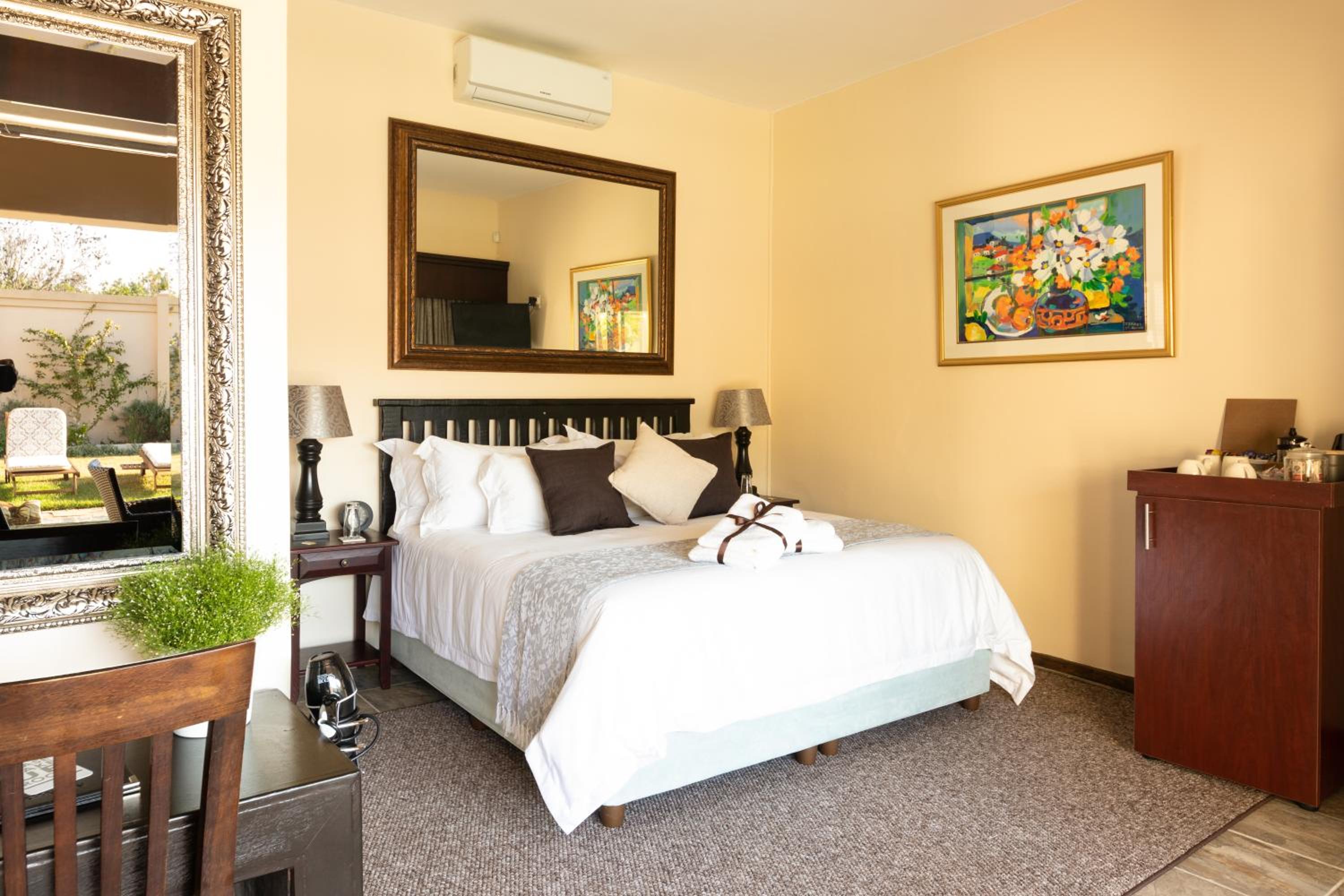 King Suite with Pool View photo 1