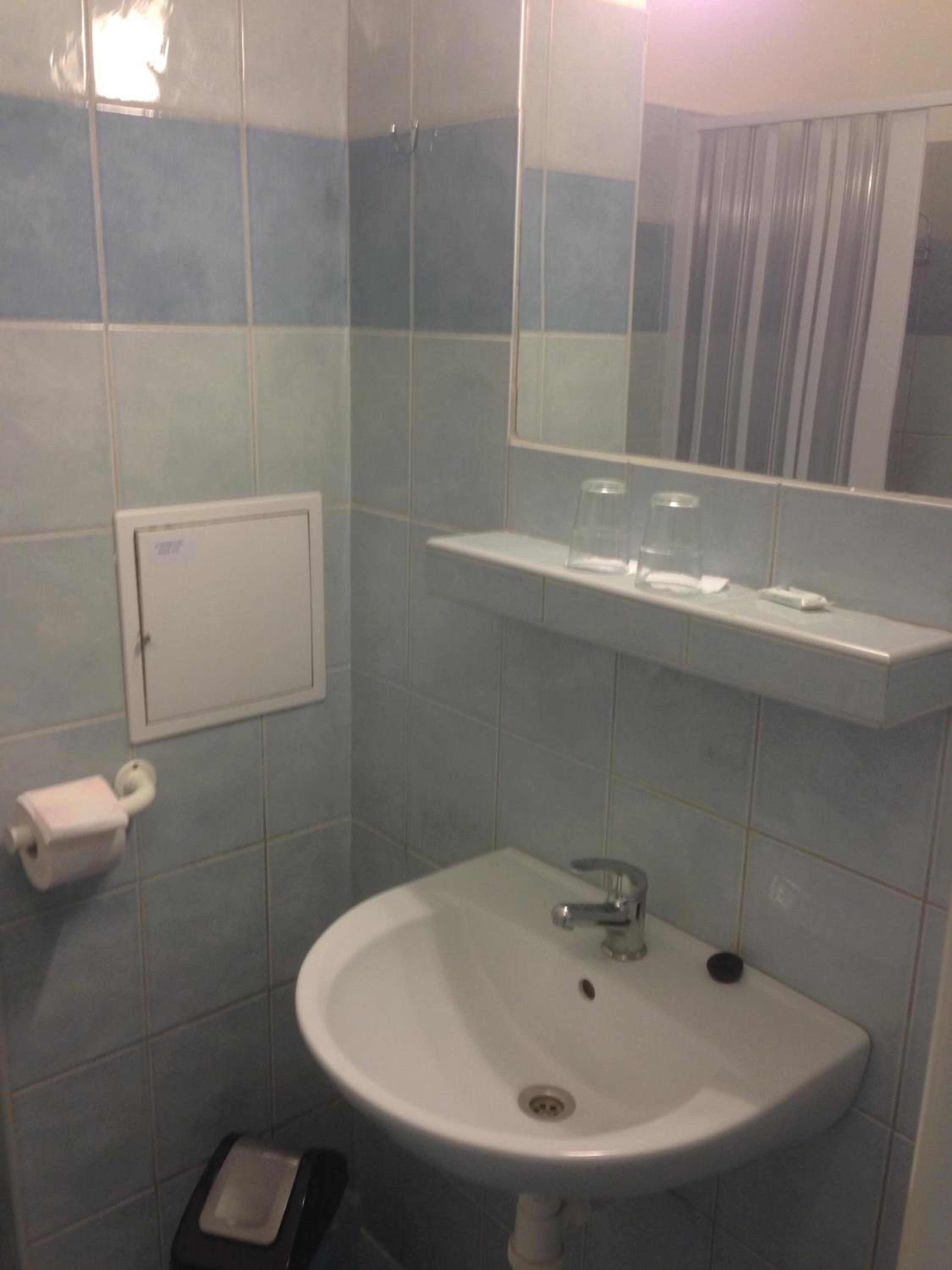 Twin Room - Photo 5