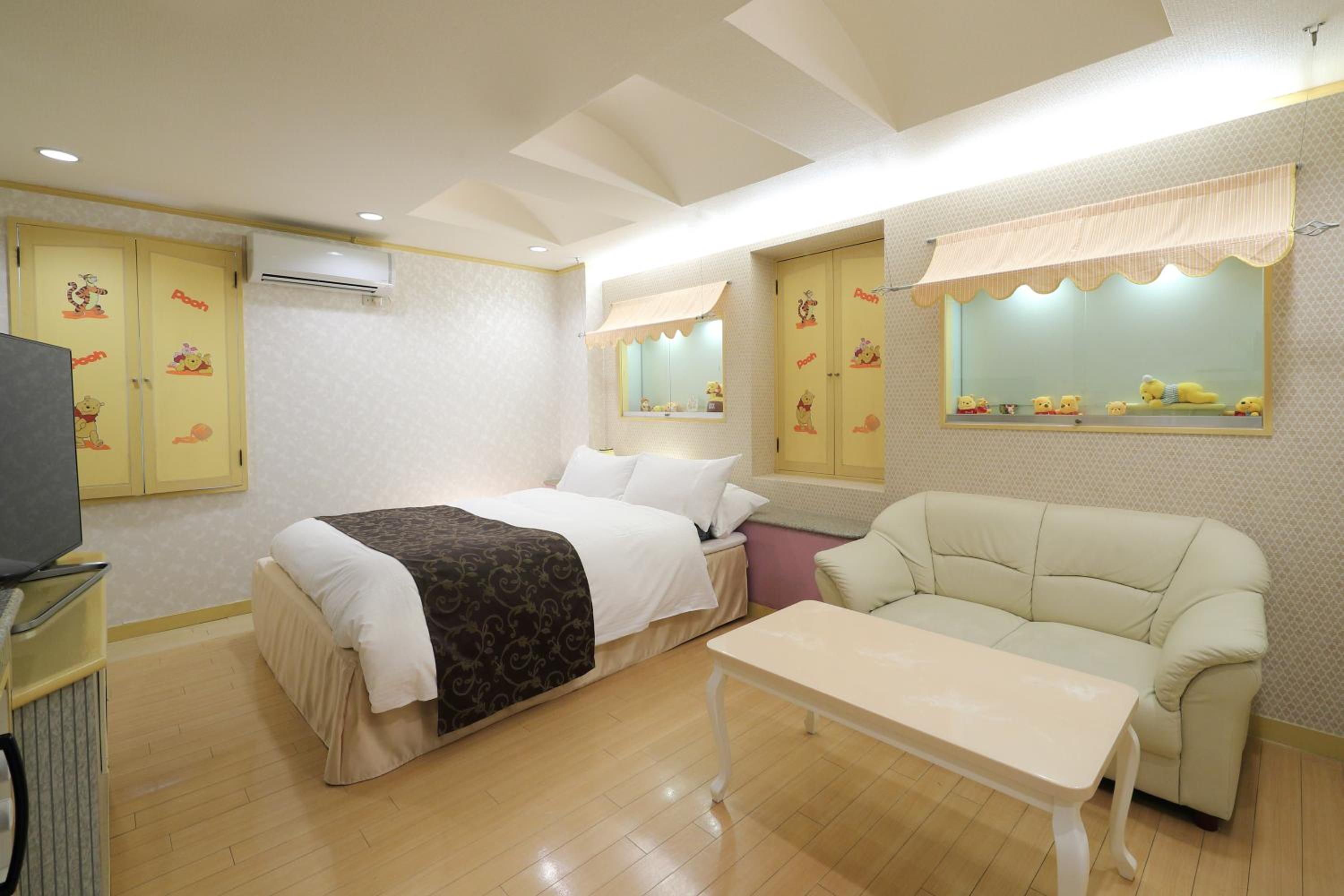Standard King Room - Photo 7