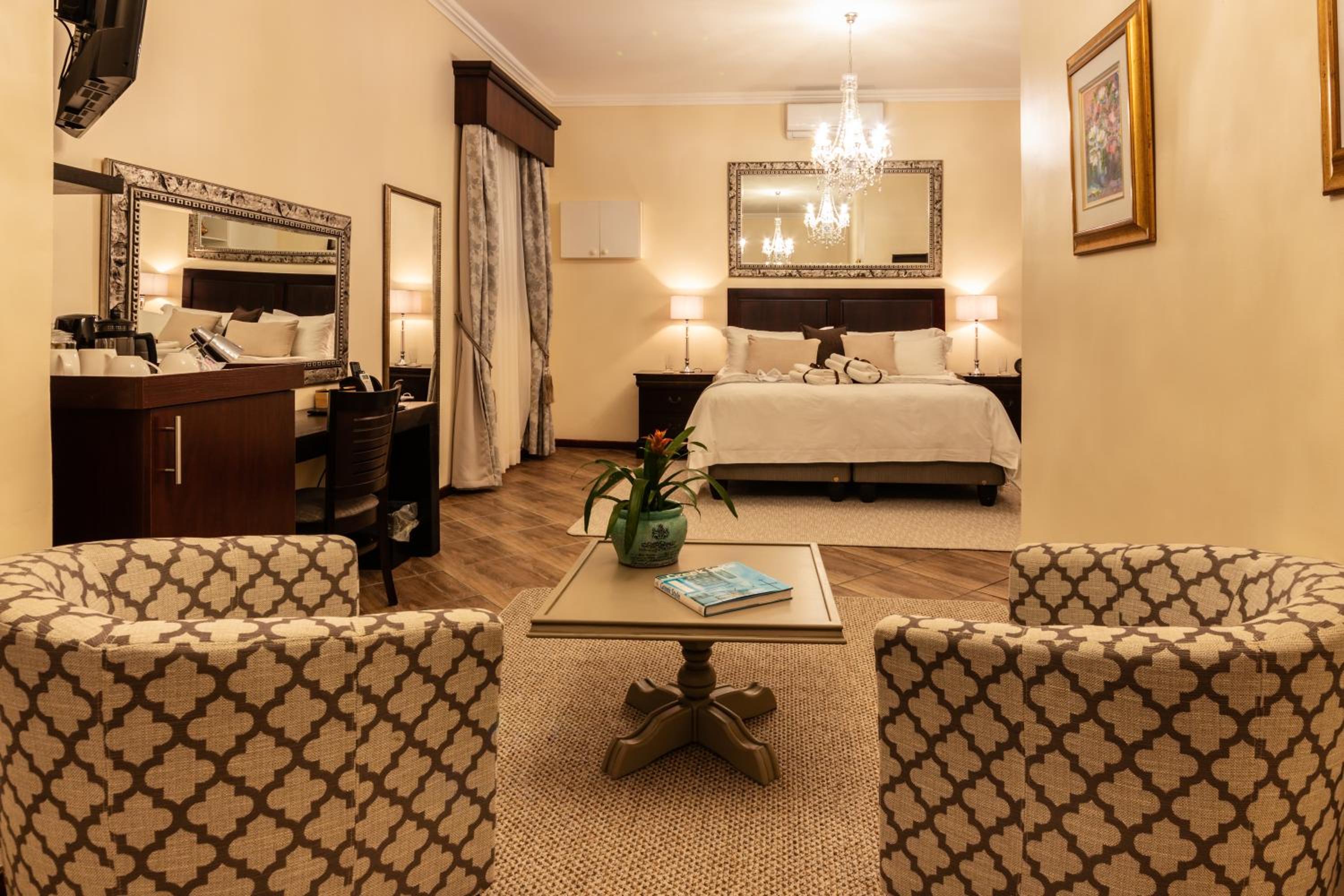 Luxury Suite - Photo 5