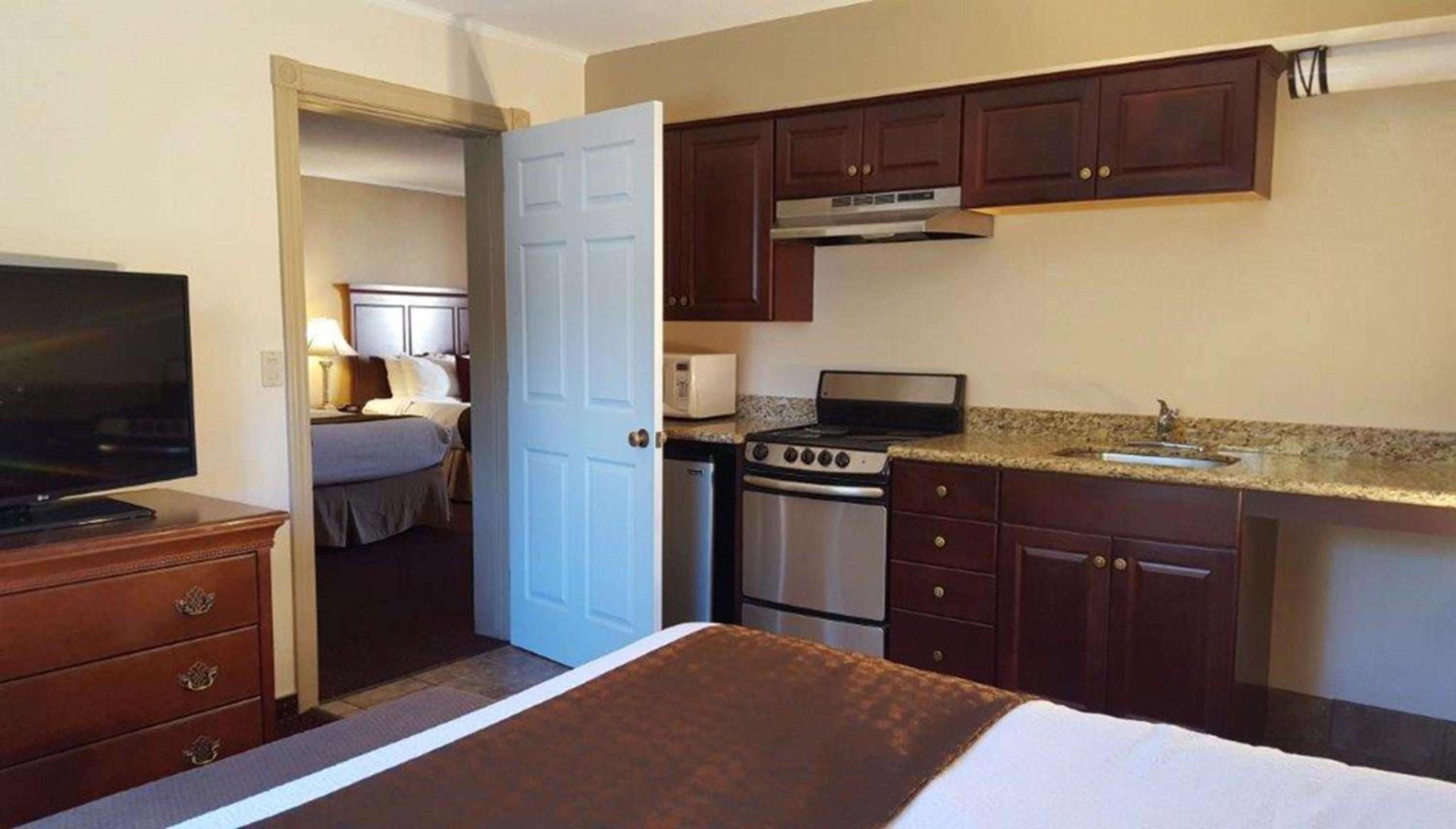Queen Suite with Three Queen Beds photo 1