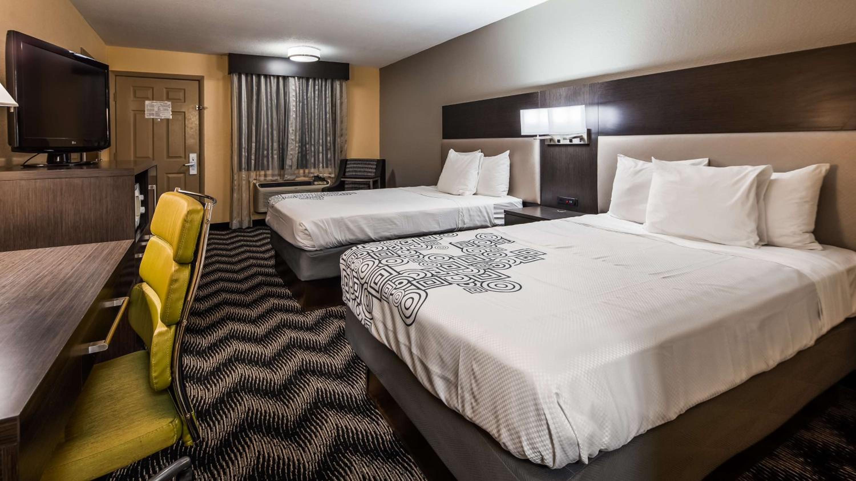 Double Room with Two Double Beds - Non-Smoking-Ground Floor - Photo 1