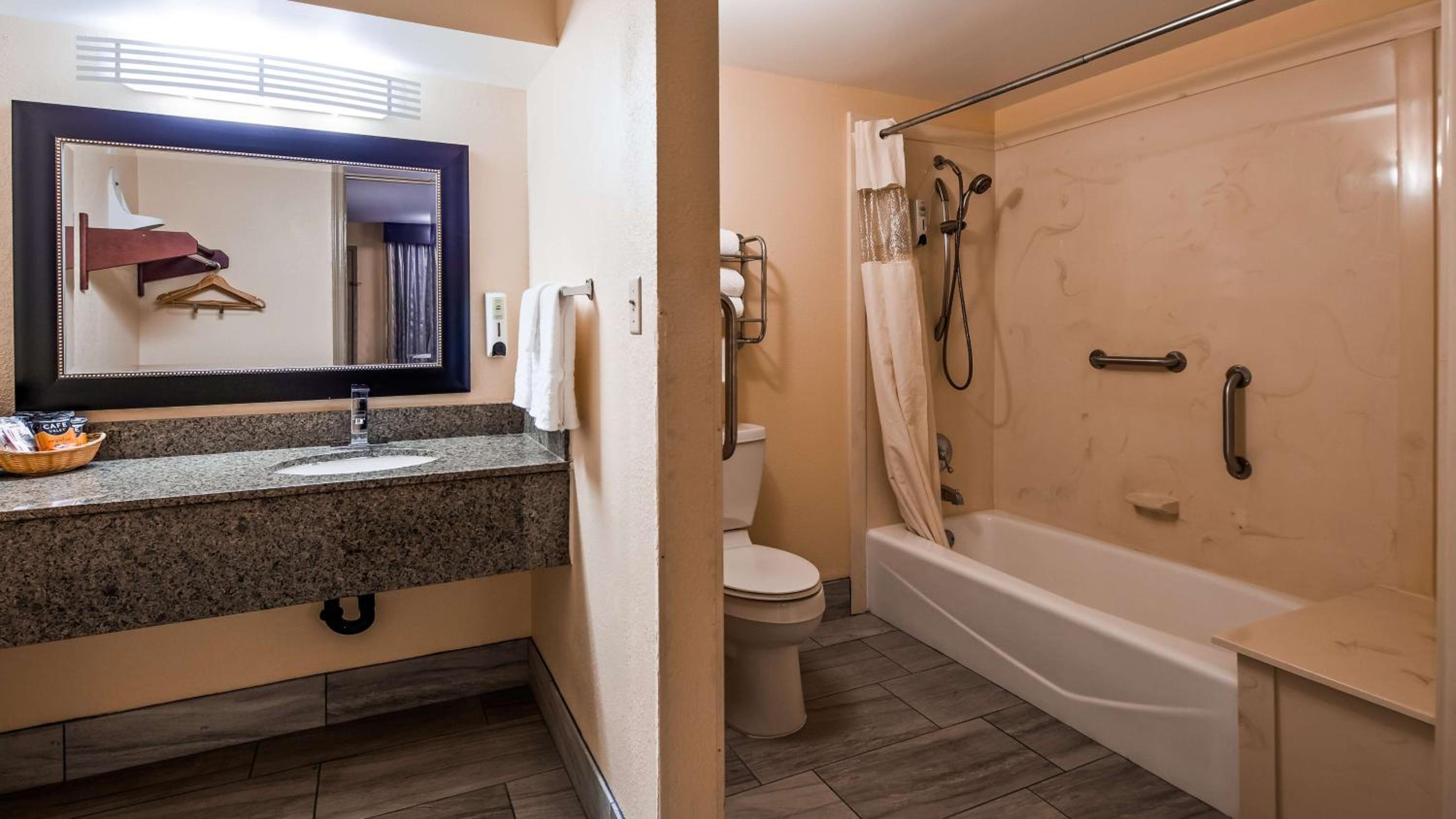 King Room with Tub - Disability Access/Smoking - Photo 4