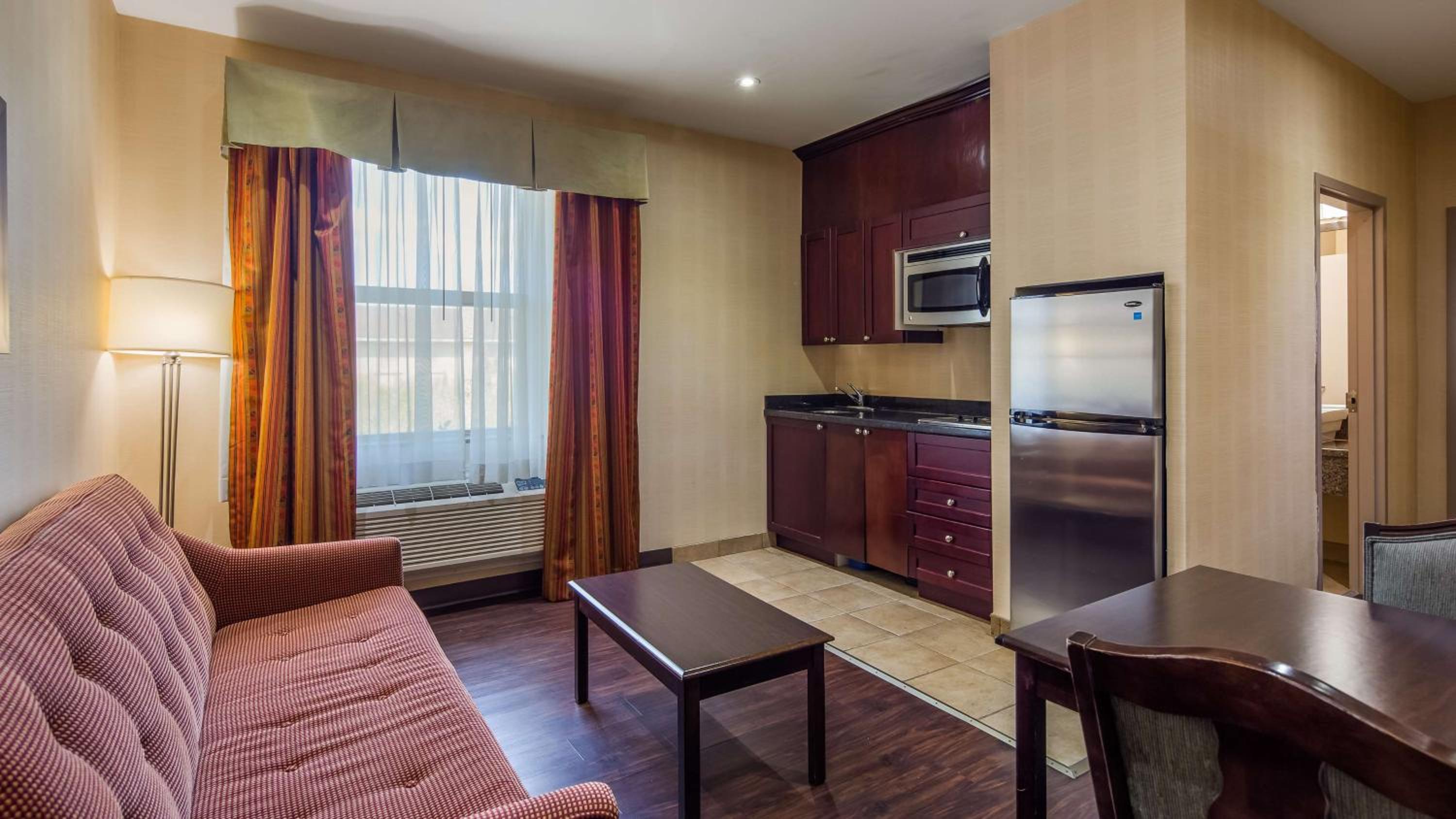 Queen Suite with Two Queen Beds - Photo 4
