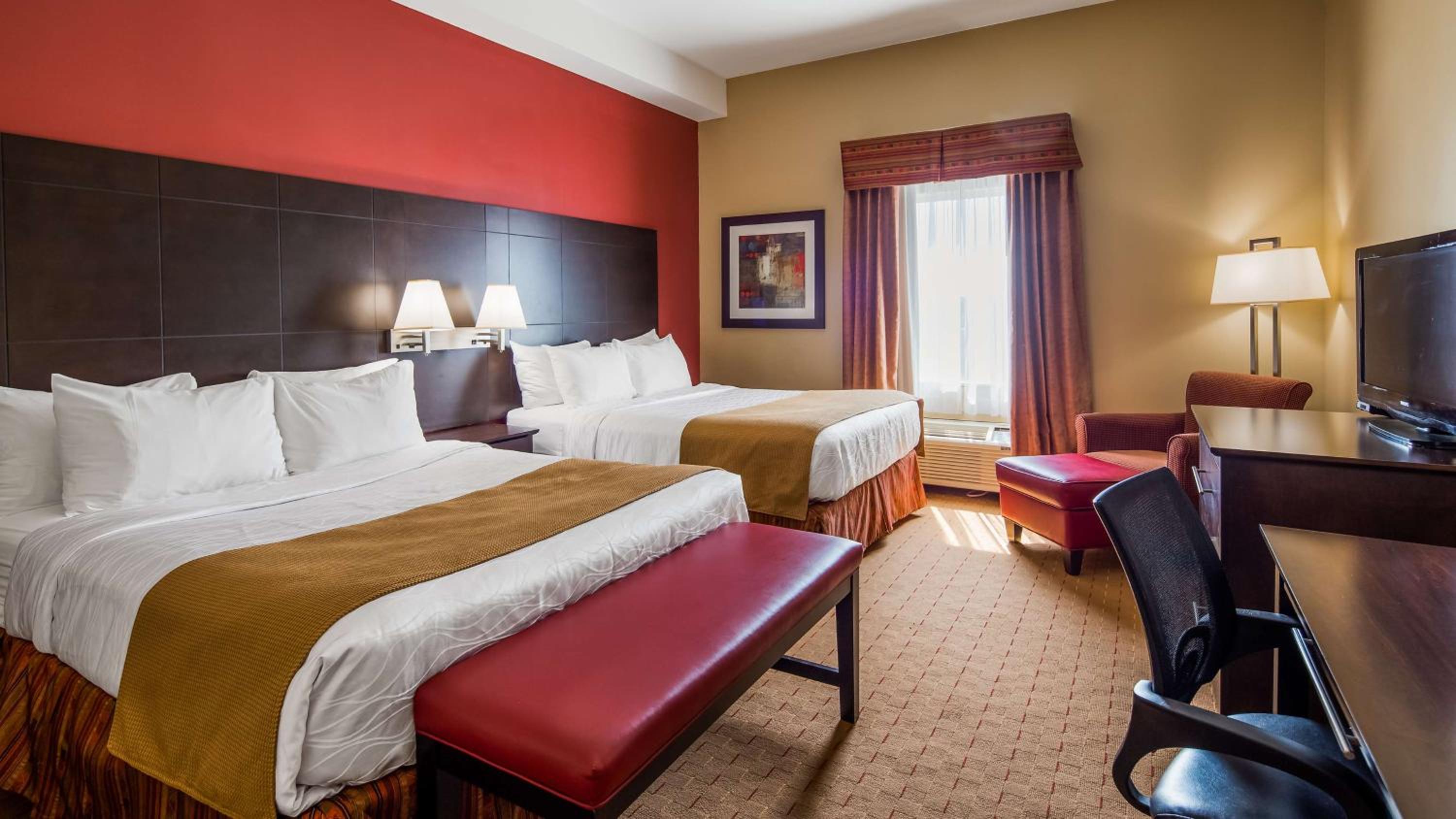 Queen Room with Two Queen Beds - Non-Smoking - Photo 6