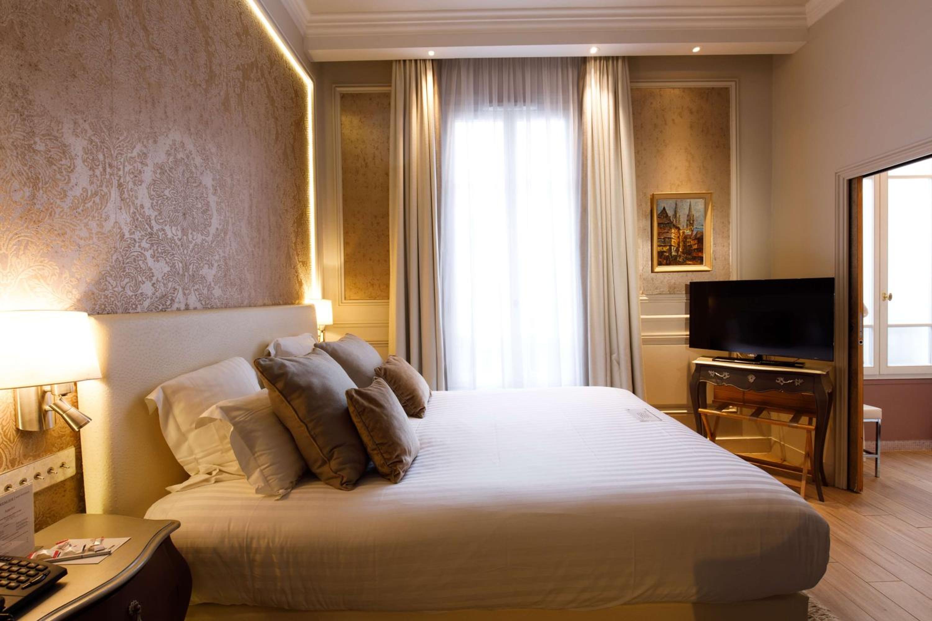 Deluxe Queen Room - Non-Smoking - Photo 1