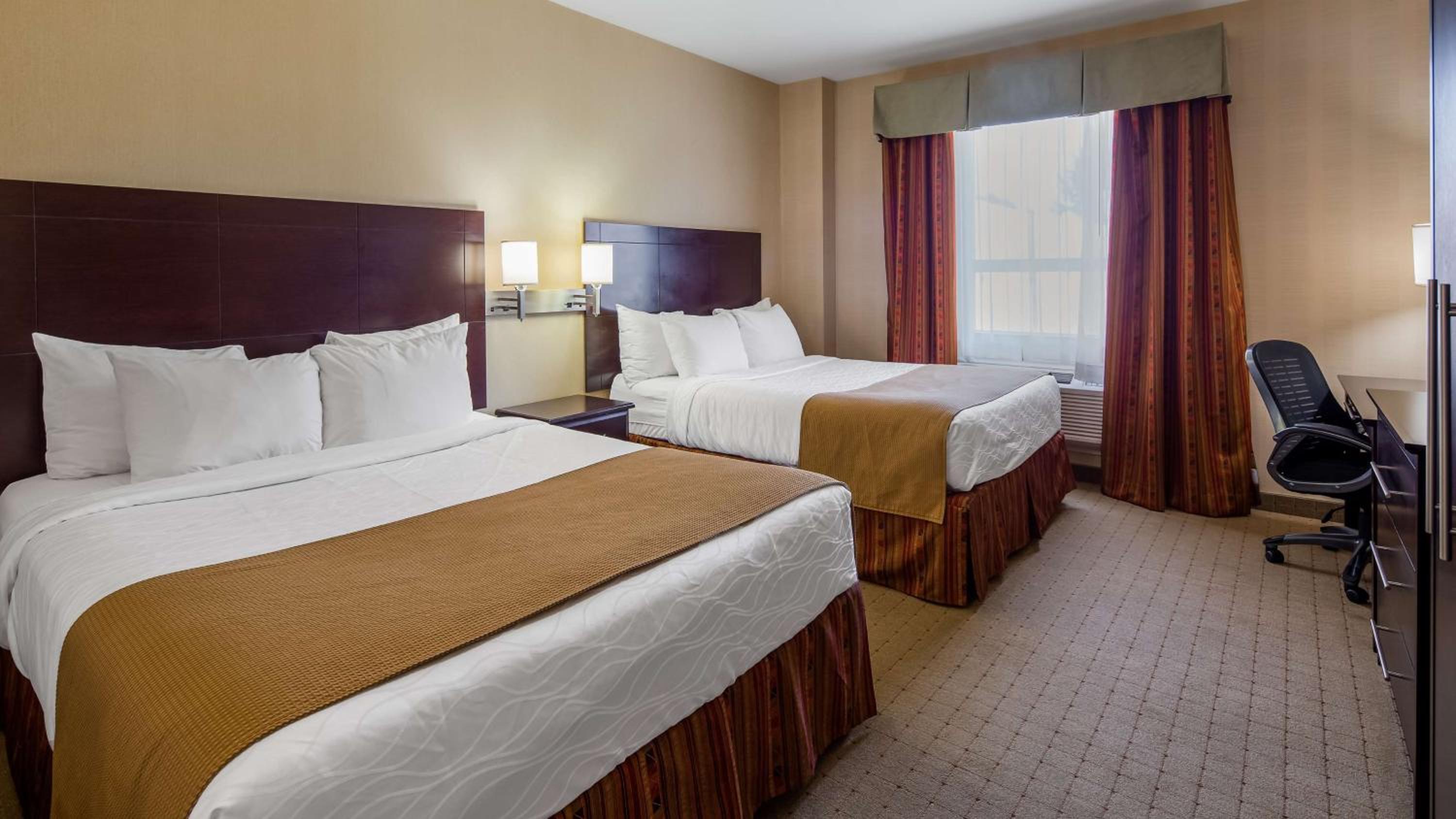 Queen Room with Two Queen Beds - Non-Smoking - Photo 5