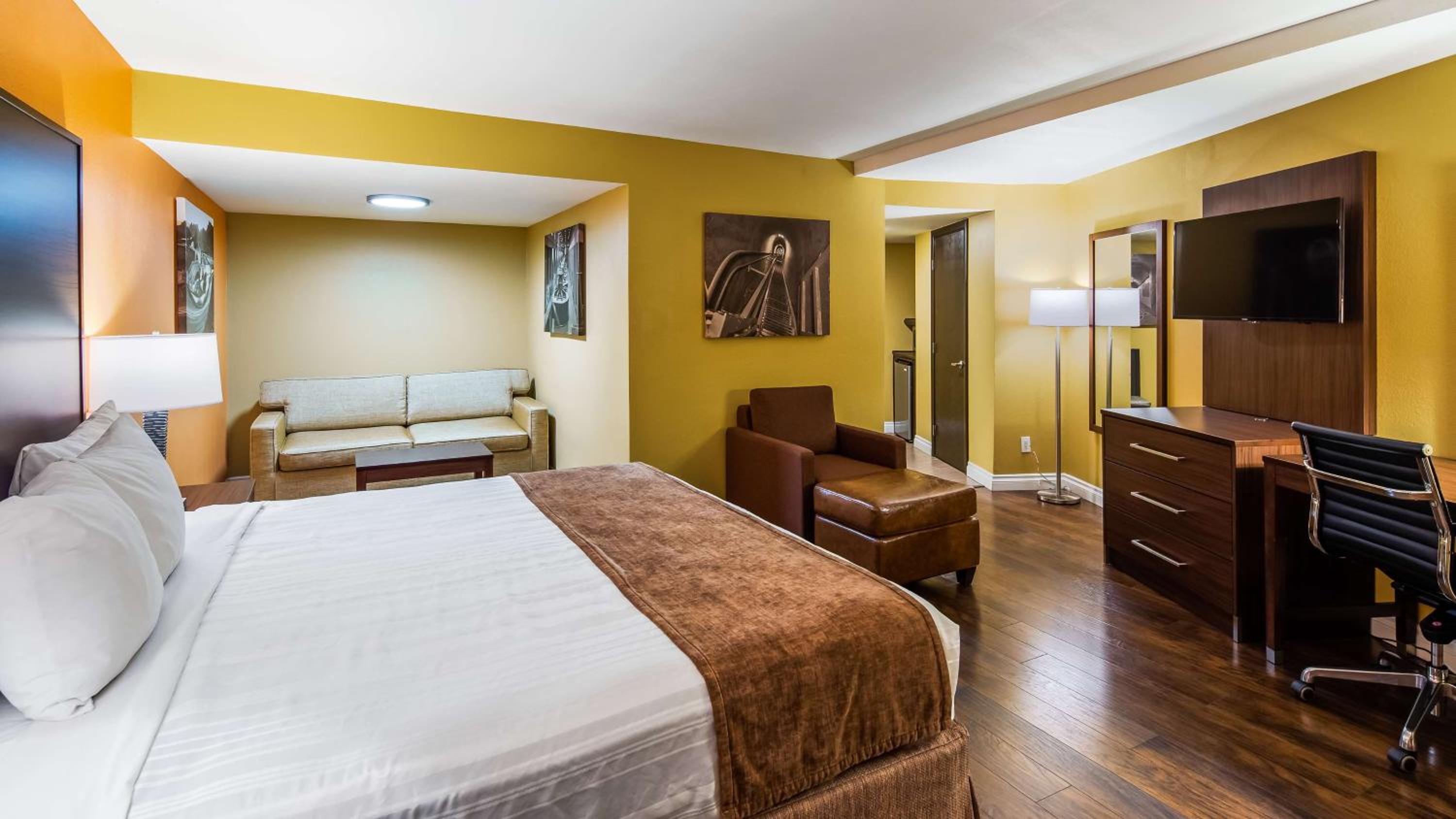 King Room with Sofa Bed - Non-Smoking - Photo 3