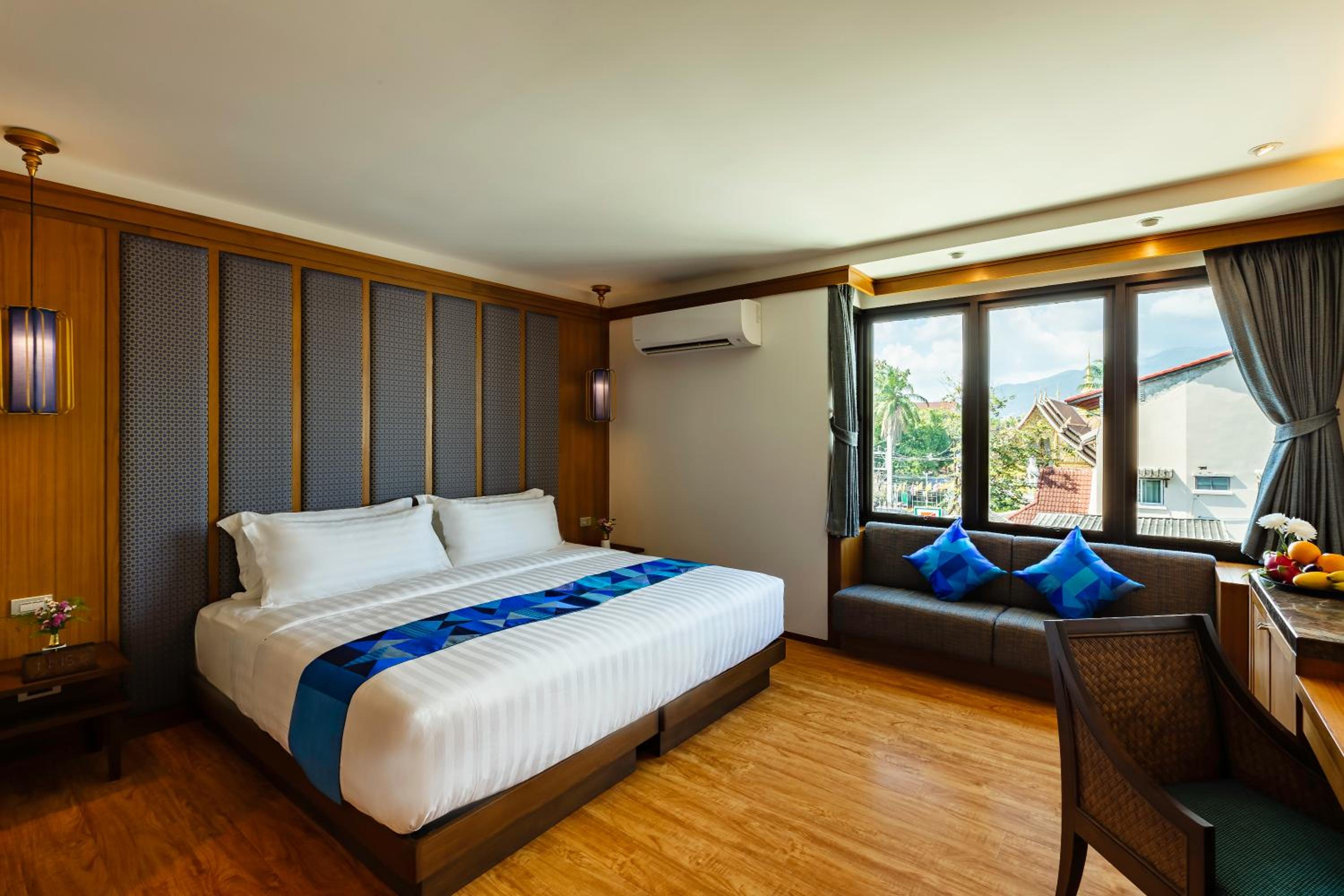 Deluxe Suite - Photo 13