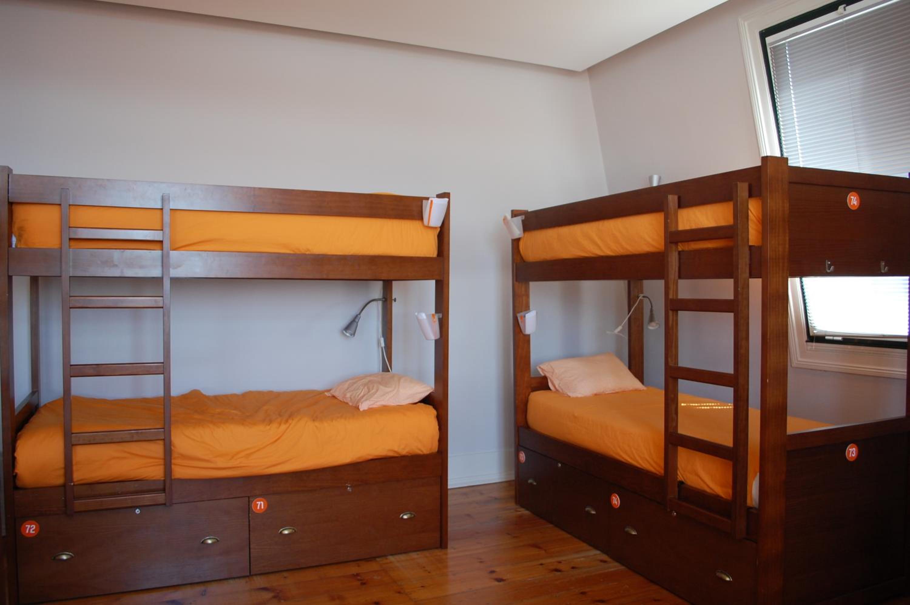 Bed in 6-Bed Dormitory Room with River View photo 3