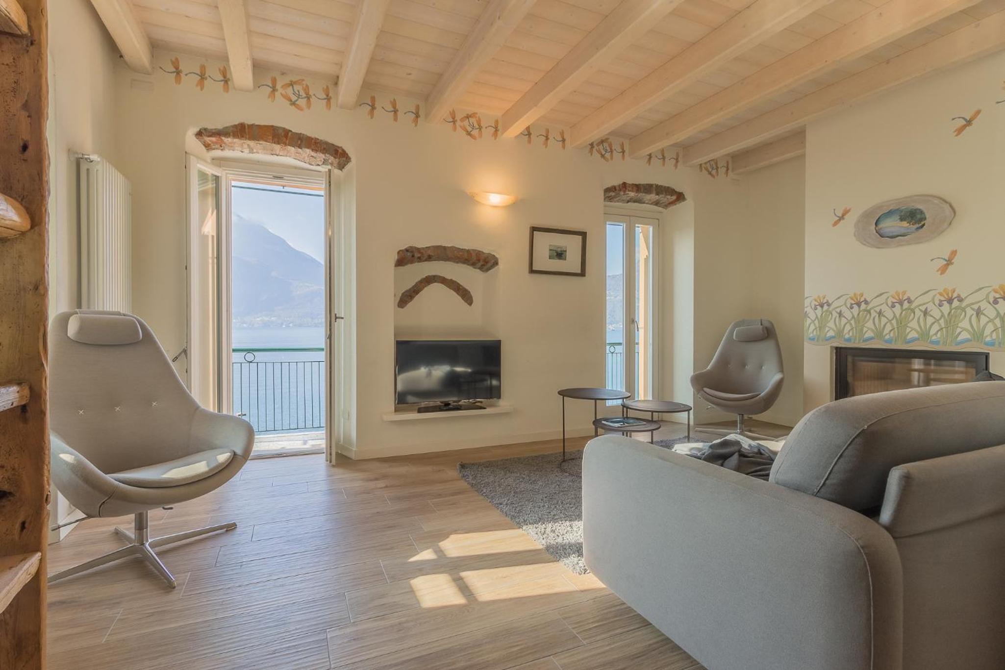 Apartment with Lake View
