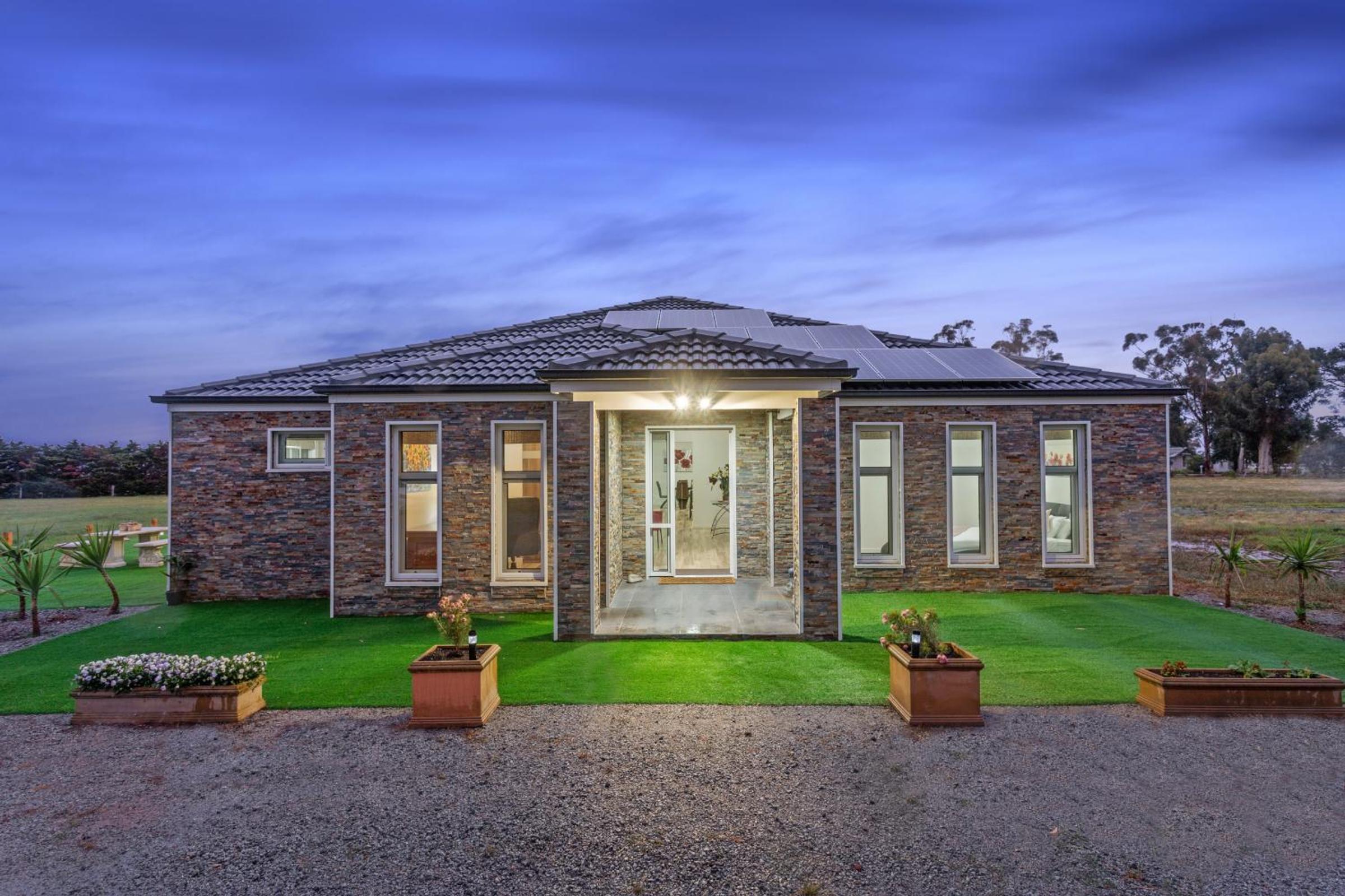 Six-Bedroom House photo 2
