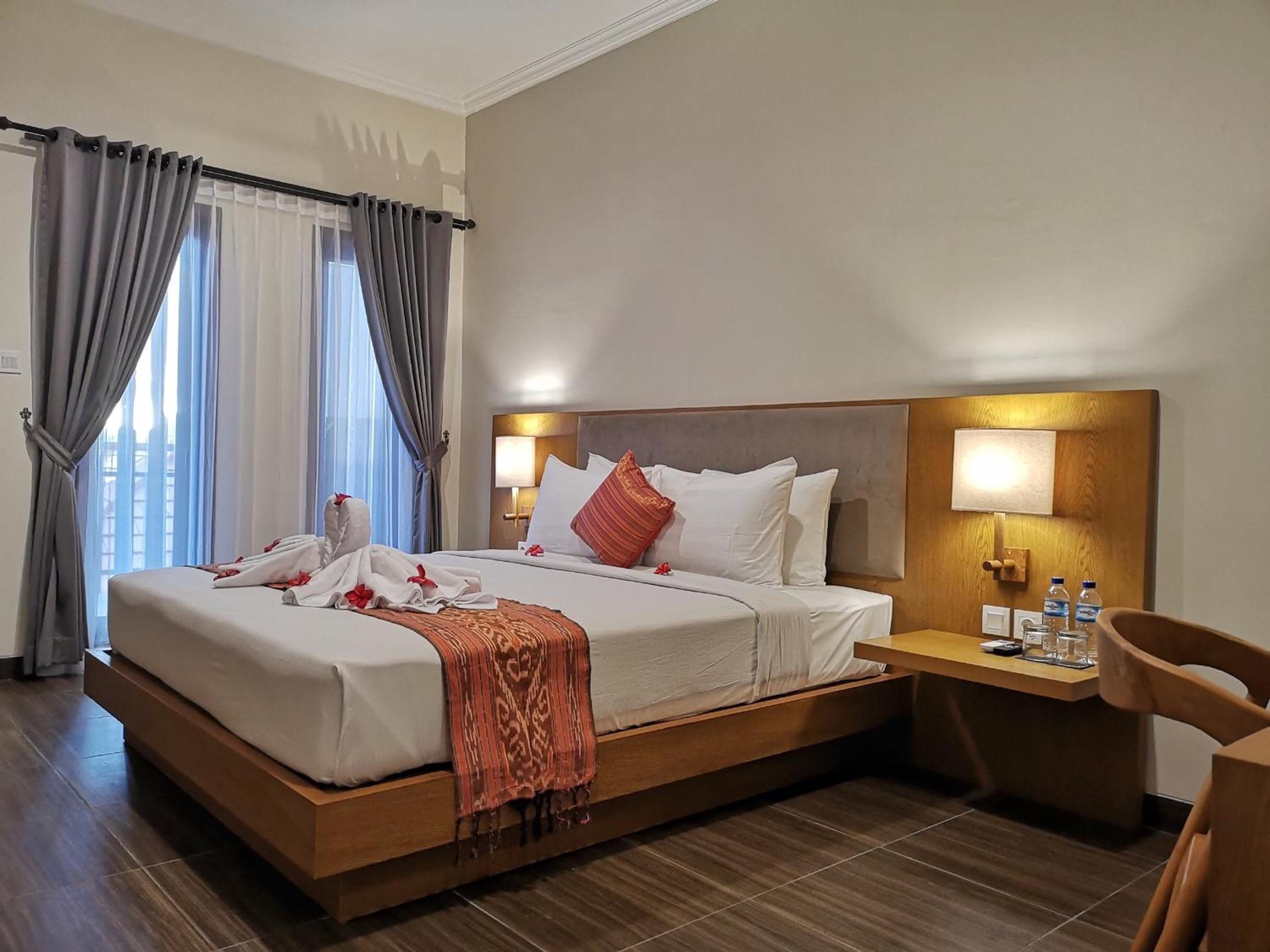 Deluxe King Room - Photo 13