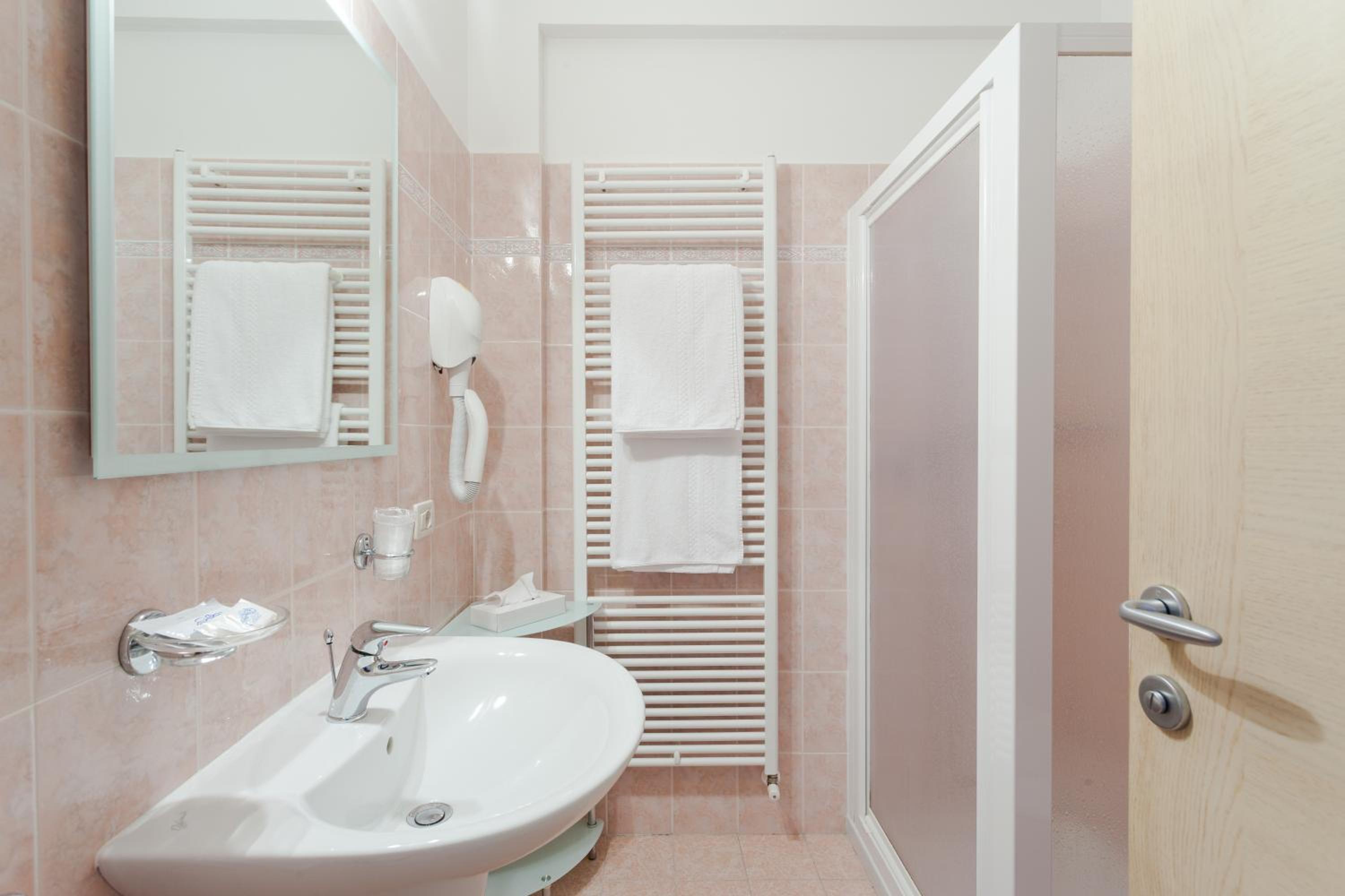 Superior Double or Twin Room with Lake View photo 2