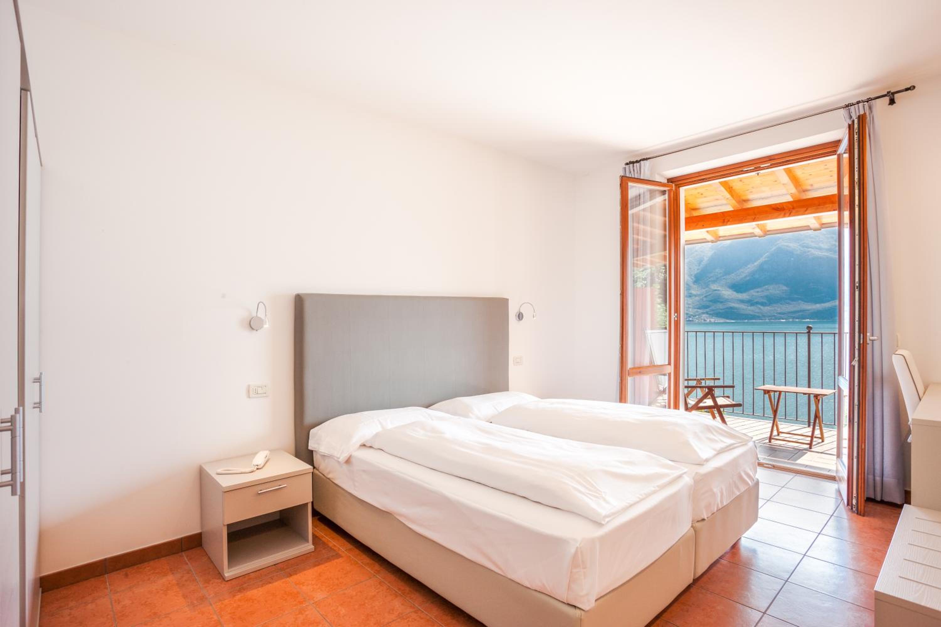 Superior Double or Twin Room with Lake View photo 1