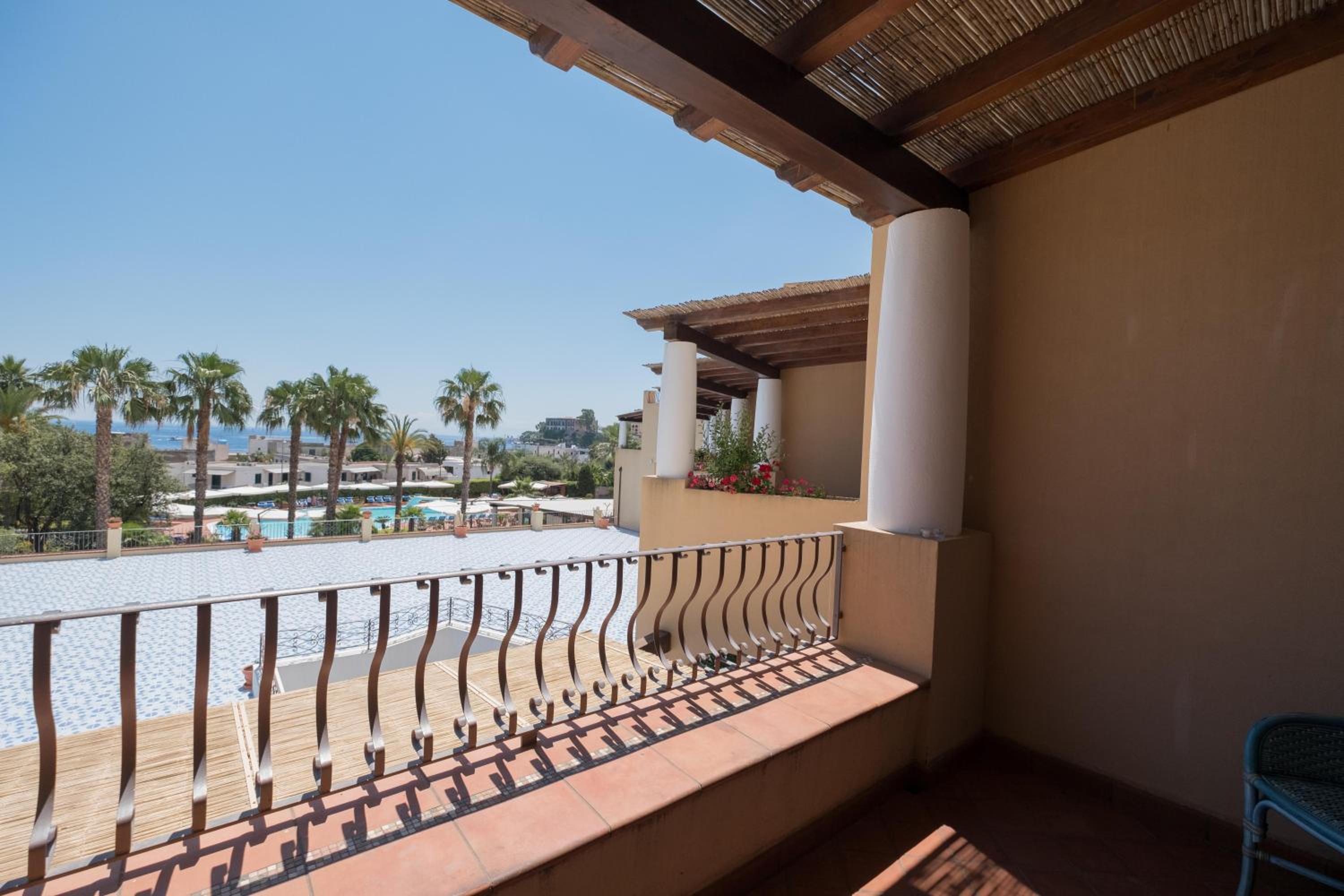Double Room with Sea View - Photo 3
