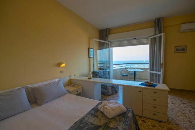 Standard Triple Room with Sea View - Photo 2