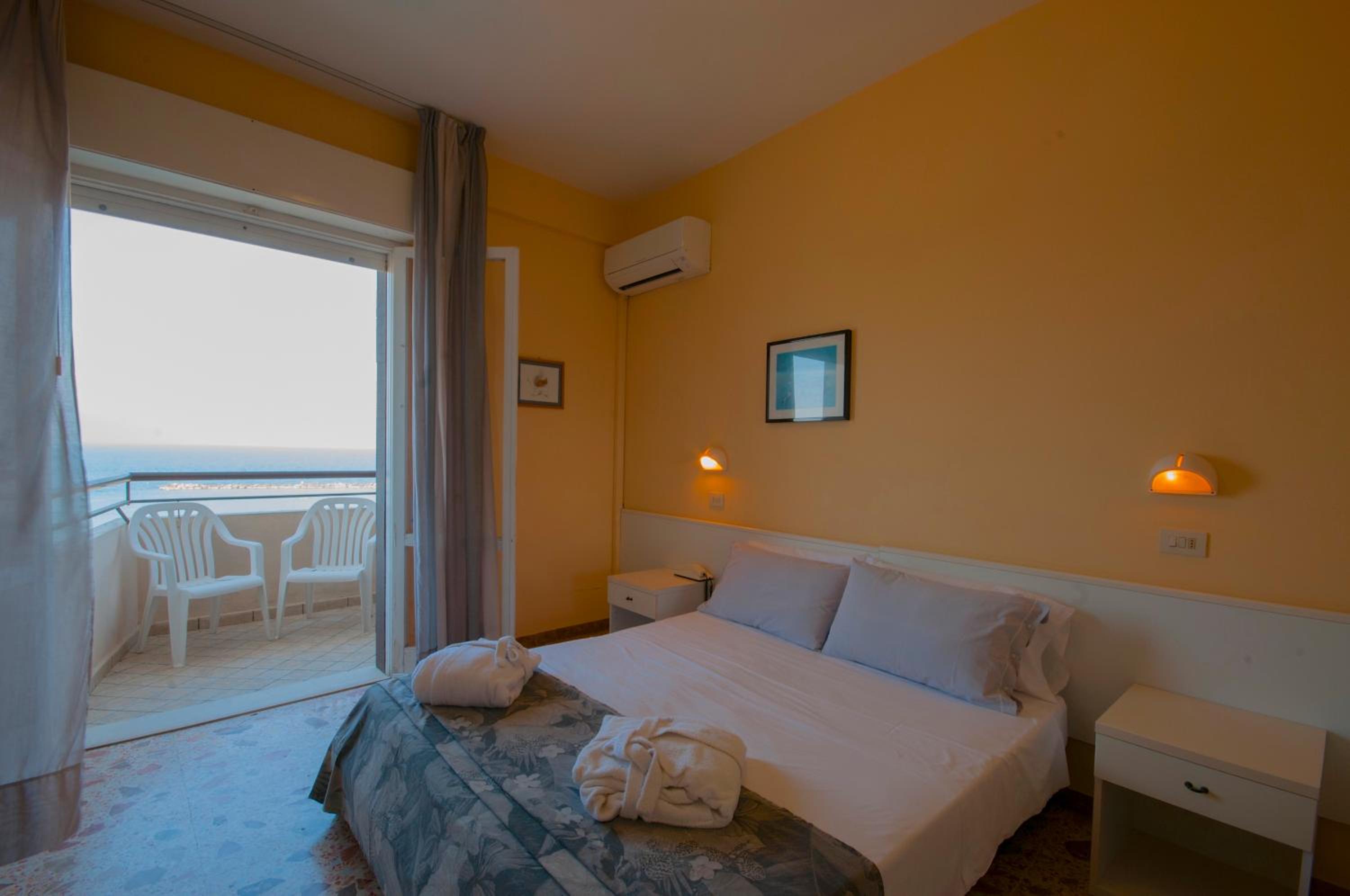 Double Room with Sea View - Photo 1
