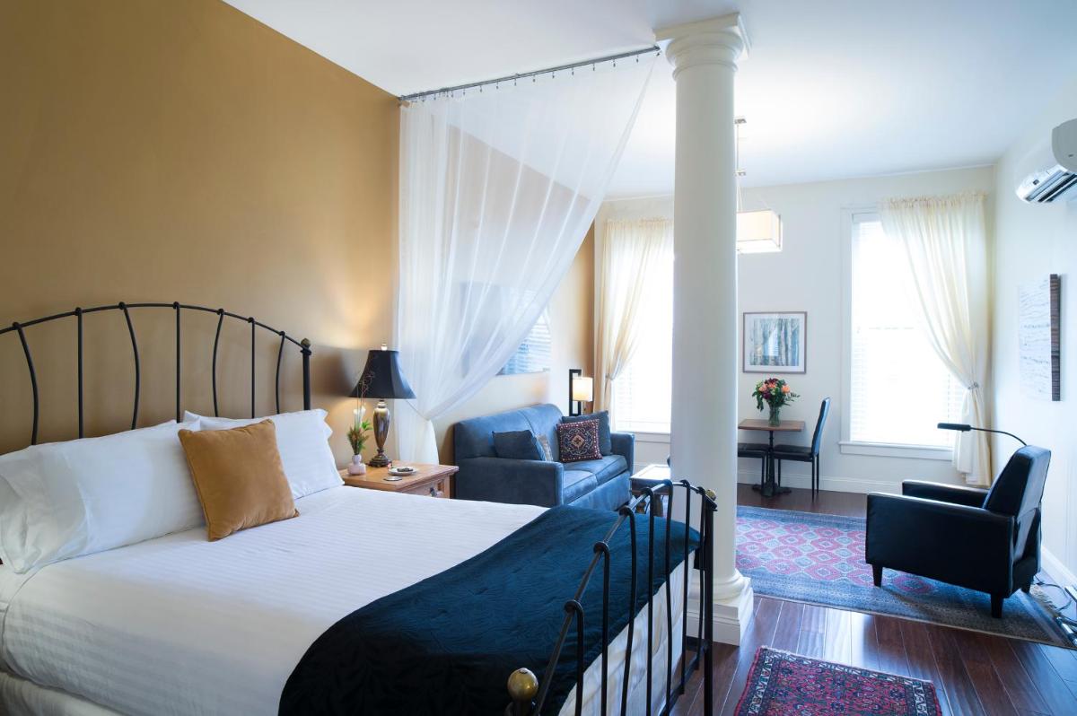 Deluxe Queen Suite photo 1