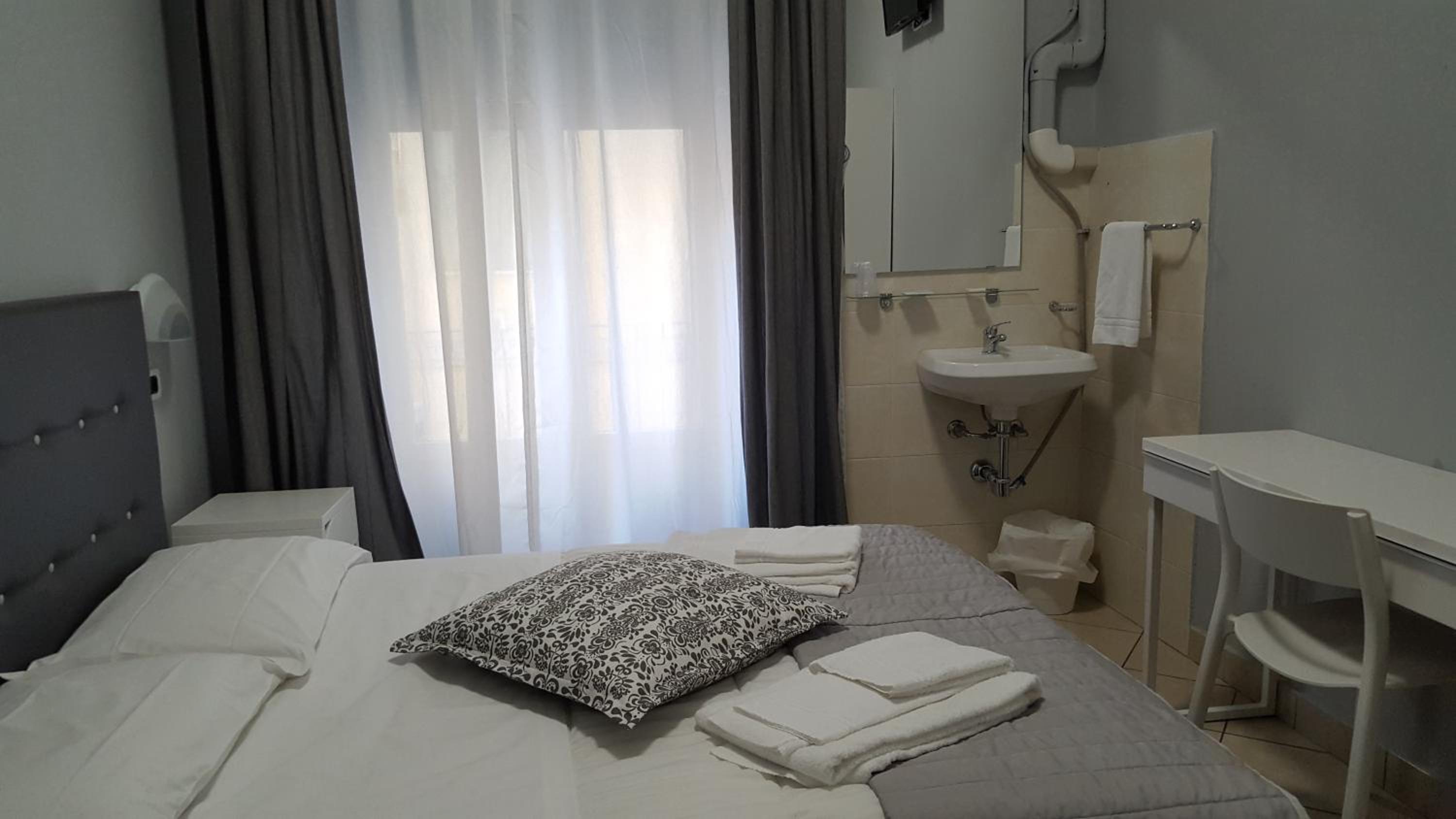 Standard Double Room with Shared Bathroom photo 3