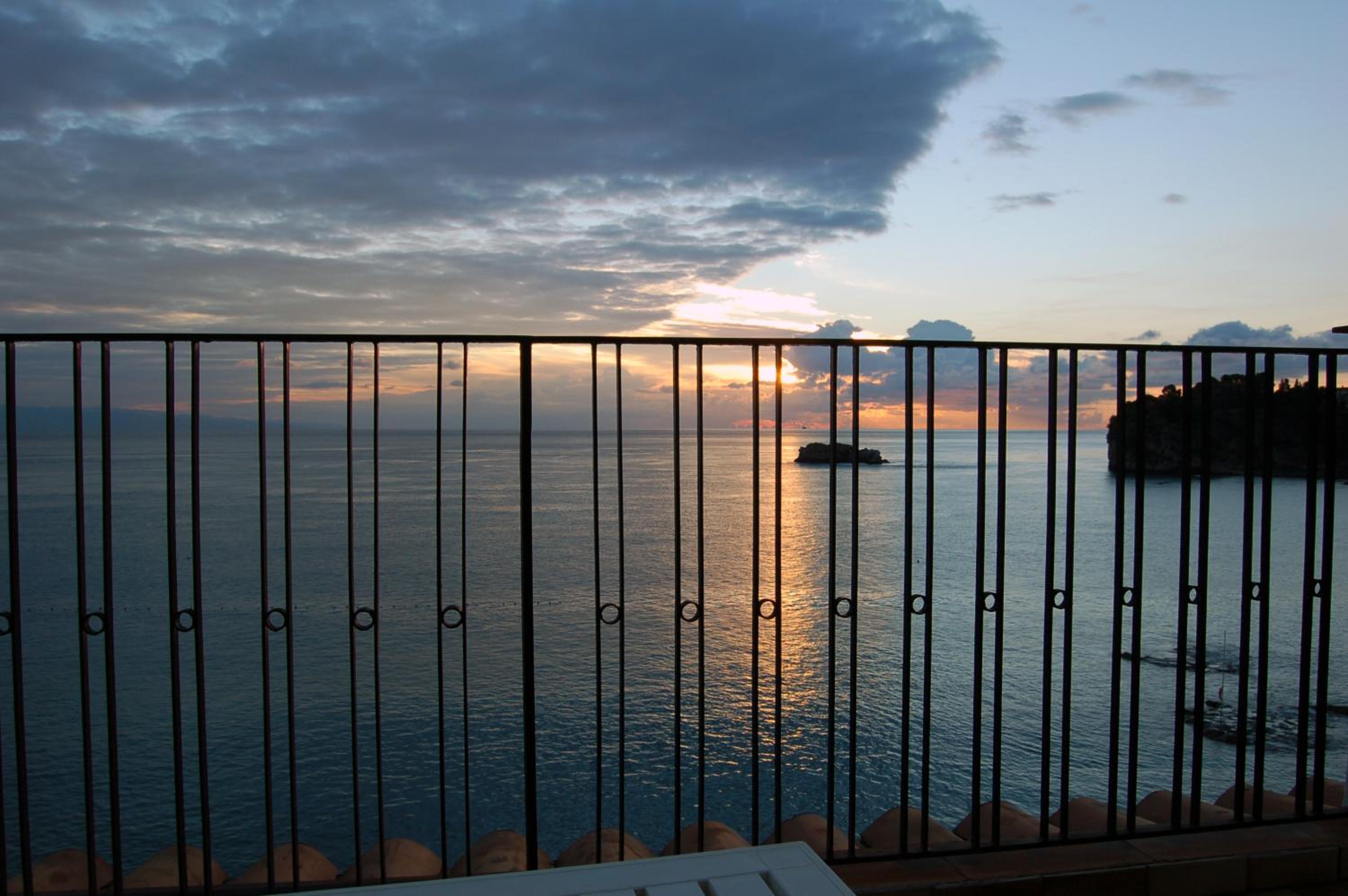 Double or Twin Room with Sea View - Photo 3