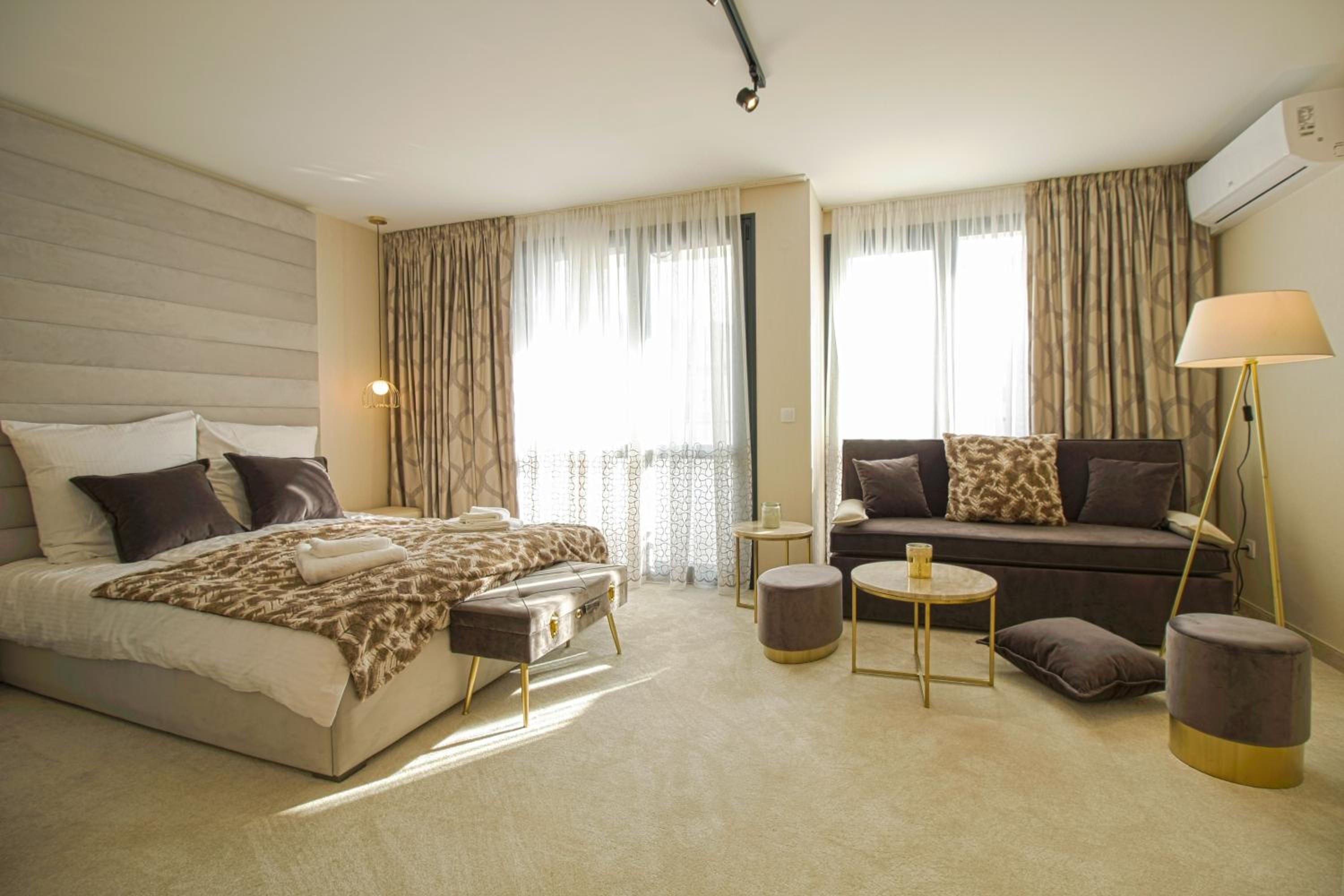 Superior Suite - Photo 7