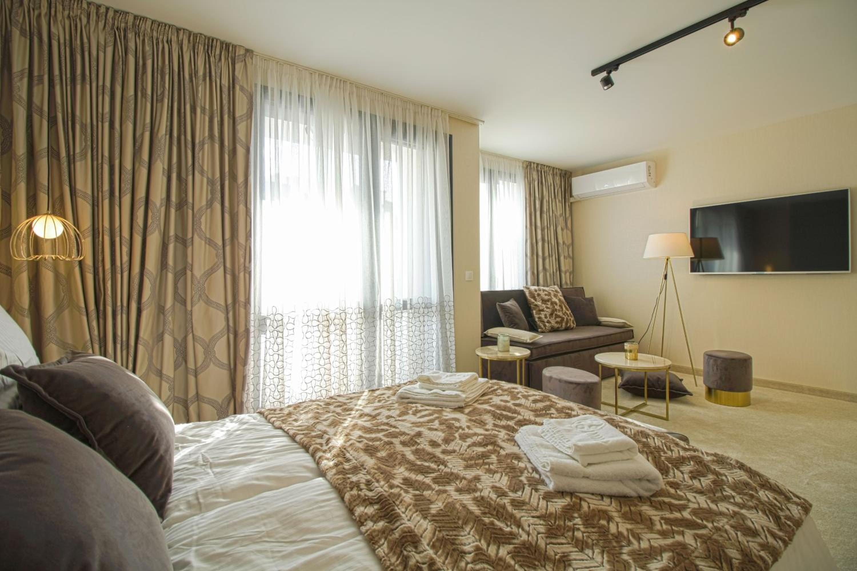 Superior Suite - Photo 11