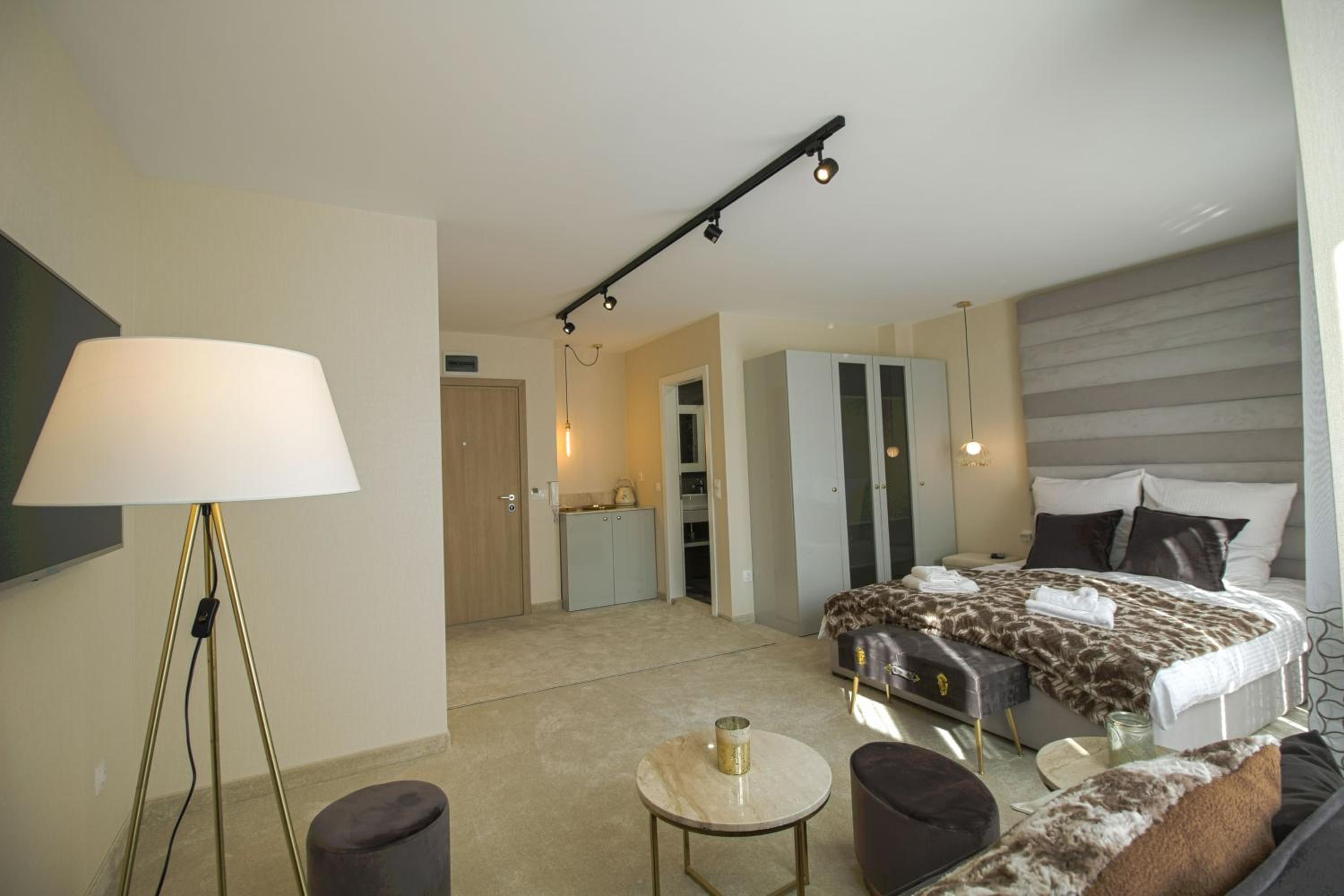 Superior Suite - Photo 18