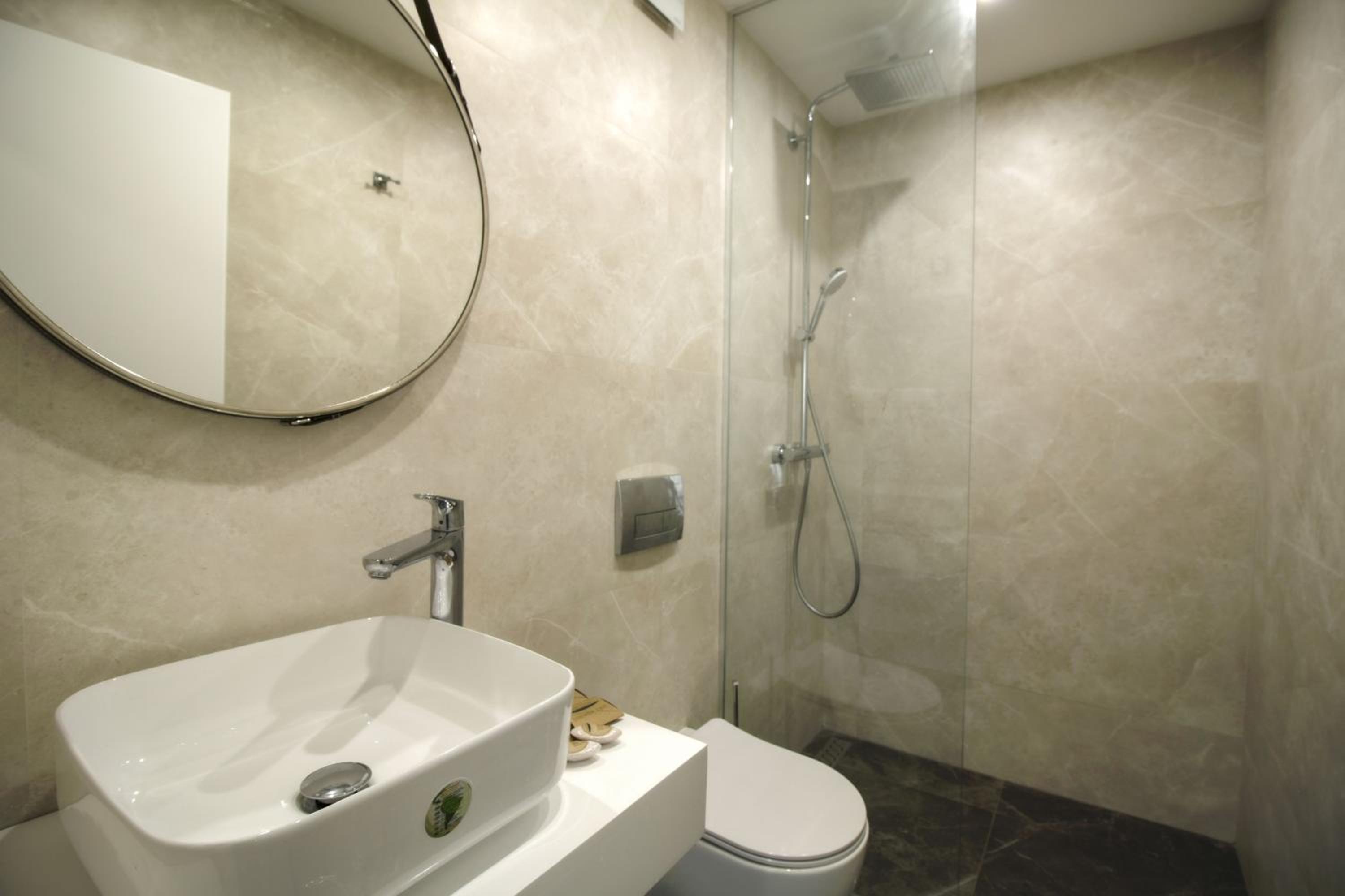 Executive Suite - Photo 2