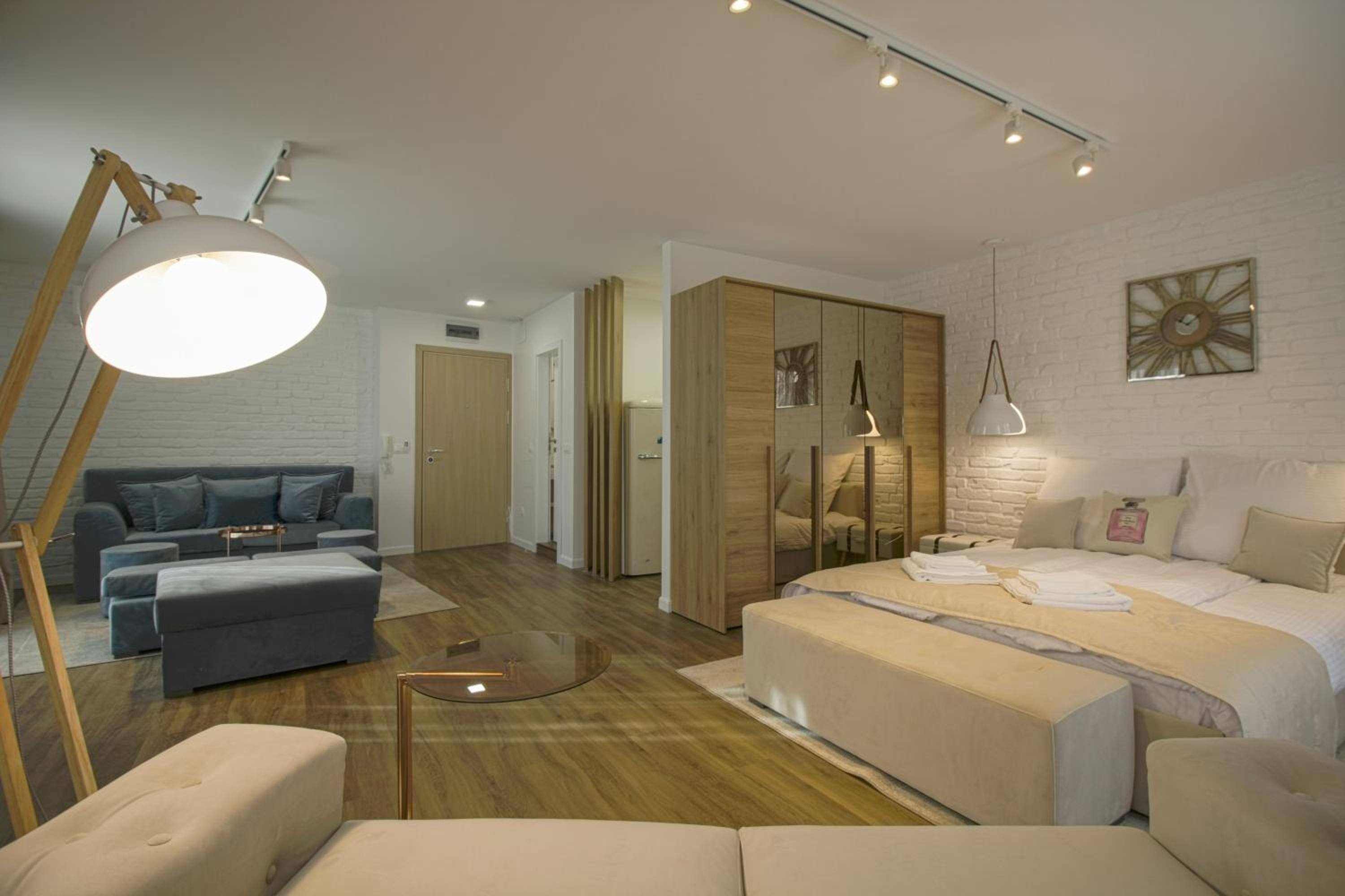 Executive Suite - Photo 1