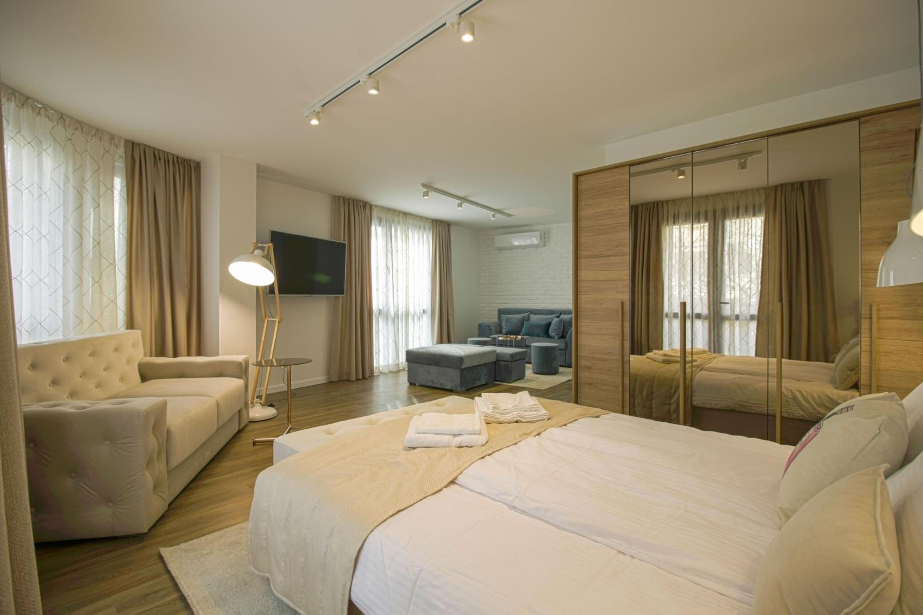 Executive Suite - Photo 10