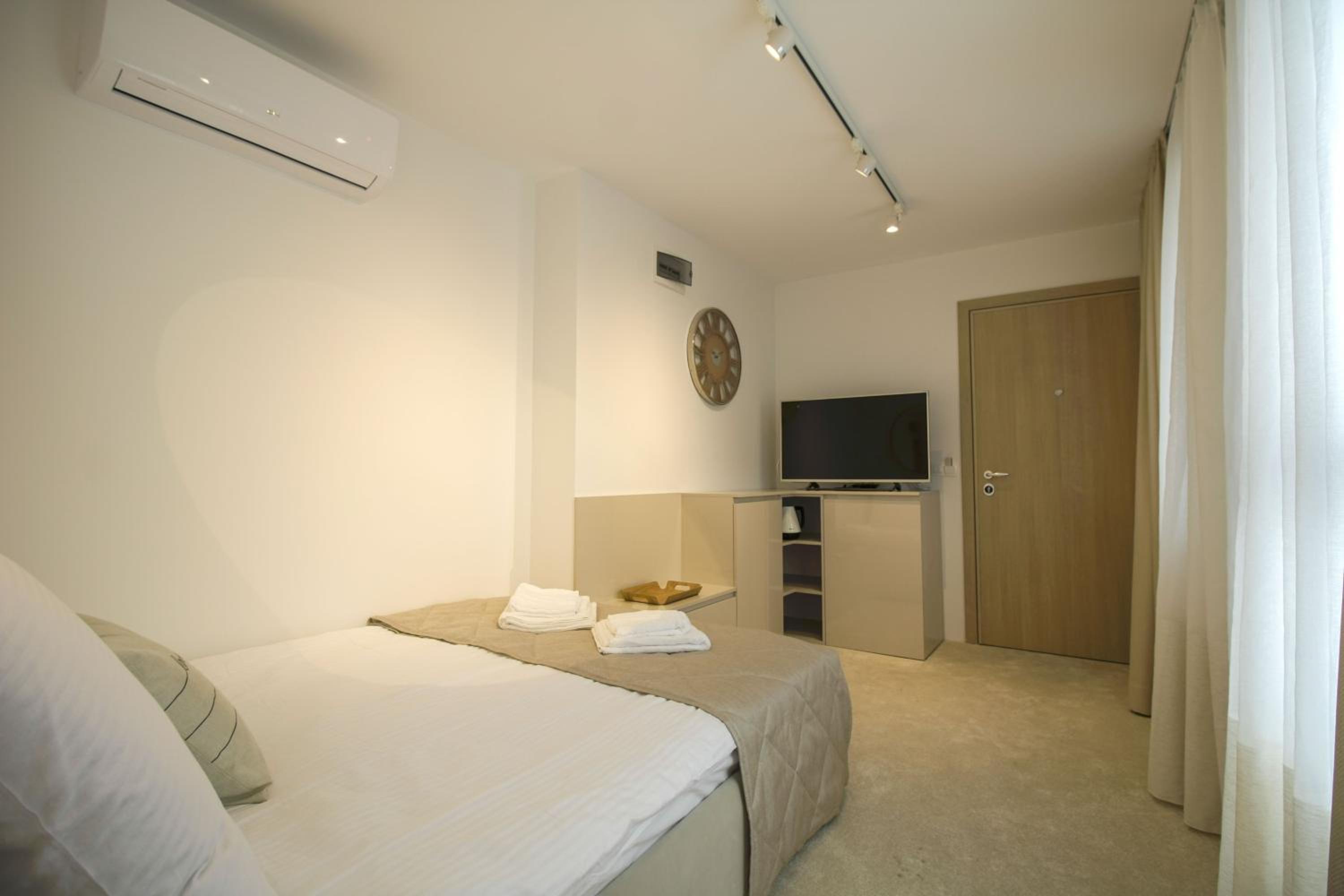 Studio with Balcony - Photo 4