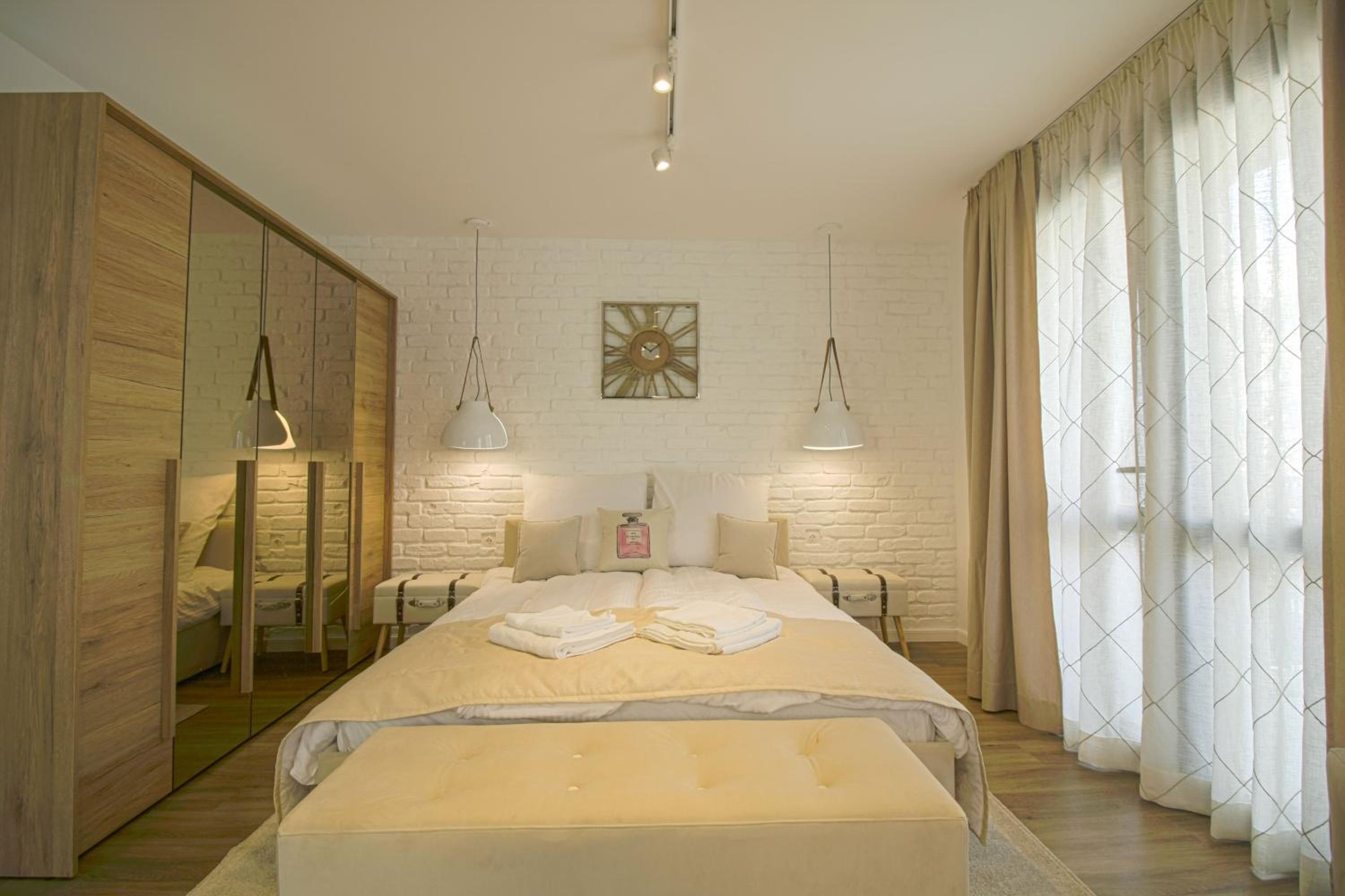 Executive Suite - Photo 3