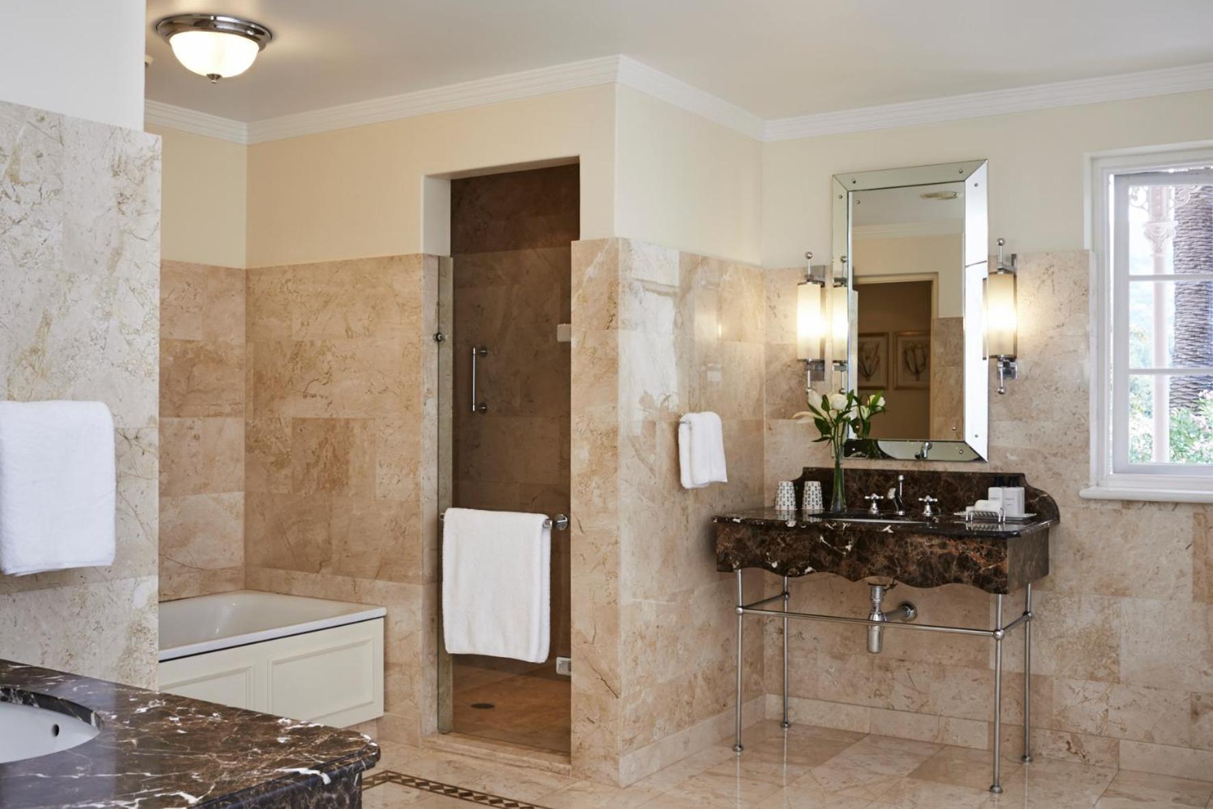 One-Bedroom Suite - Photo 3