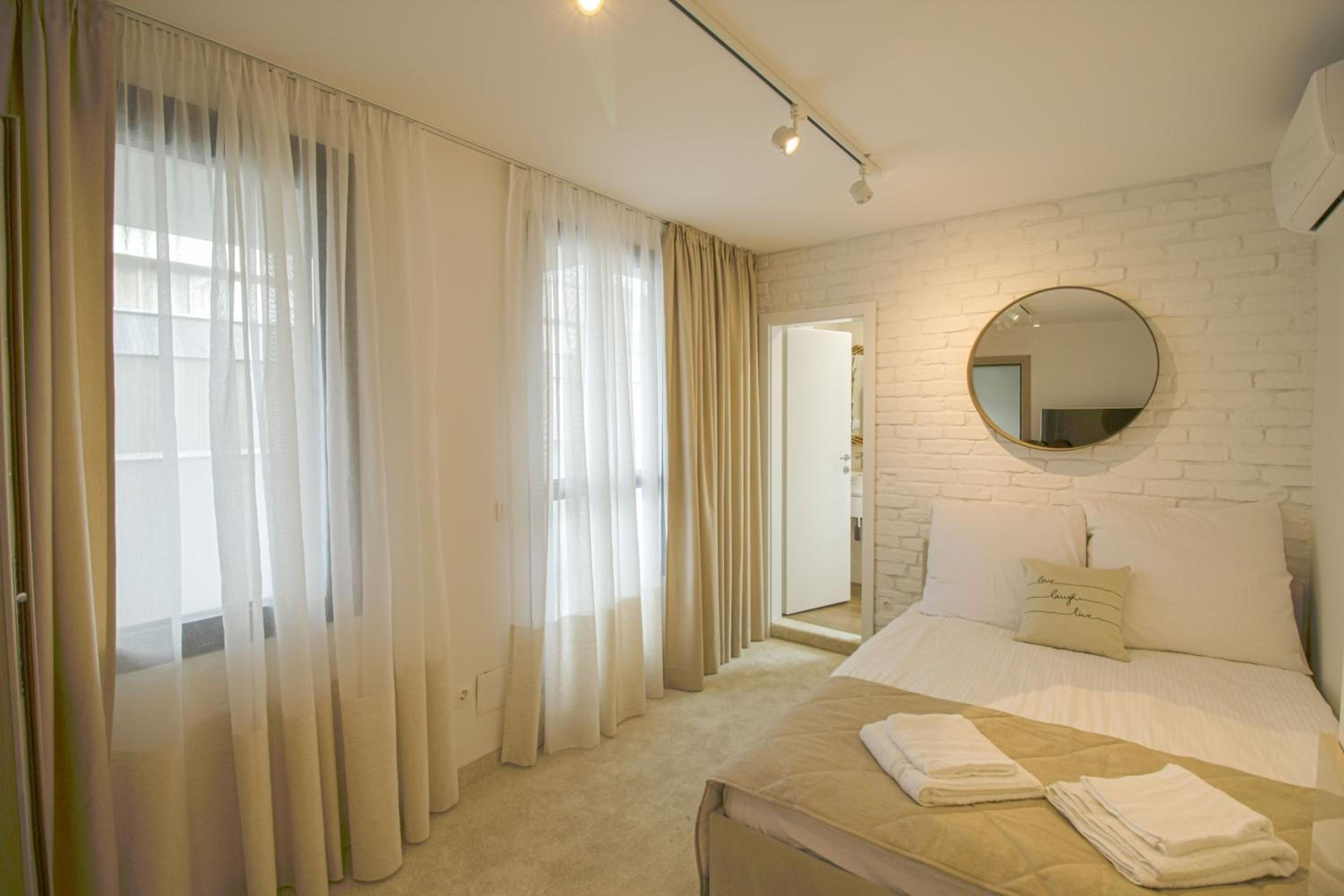 Studio with Balcony - Photo 5