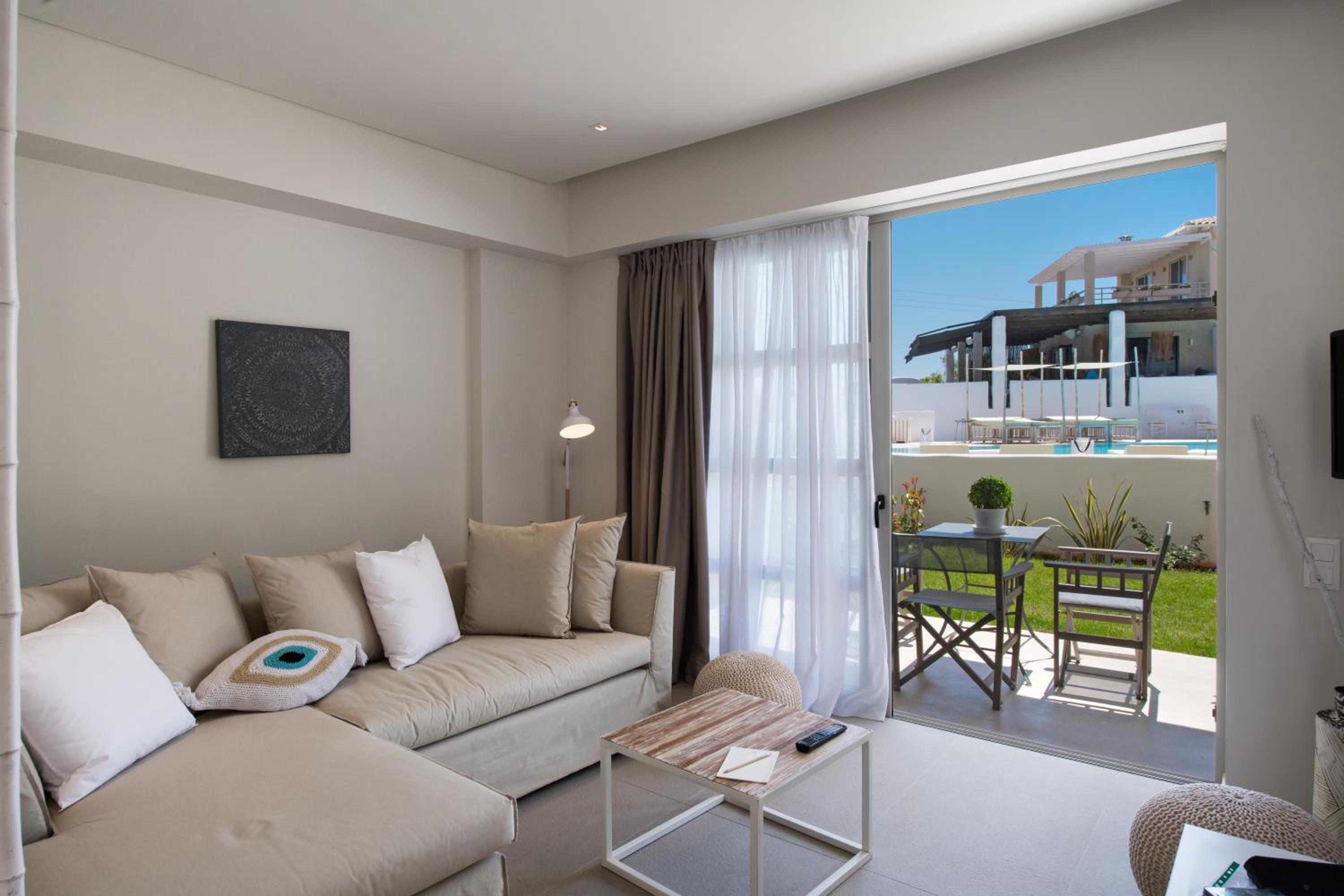 Suite with Pool View - Photo 16