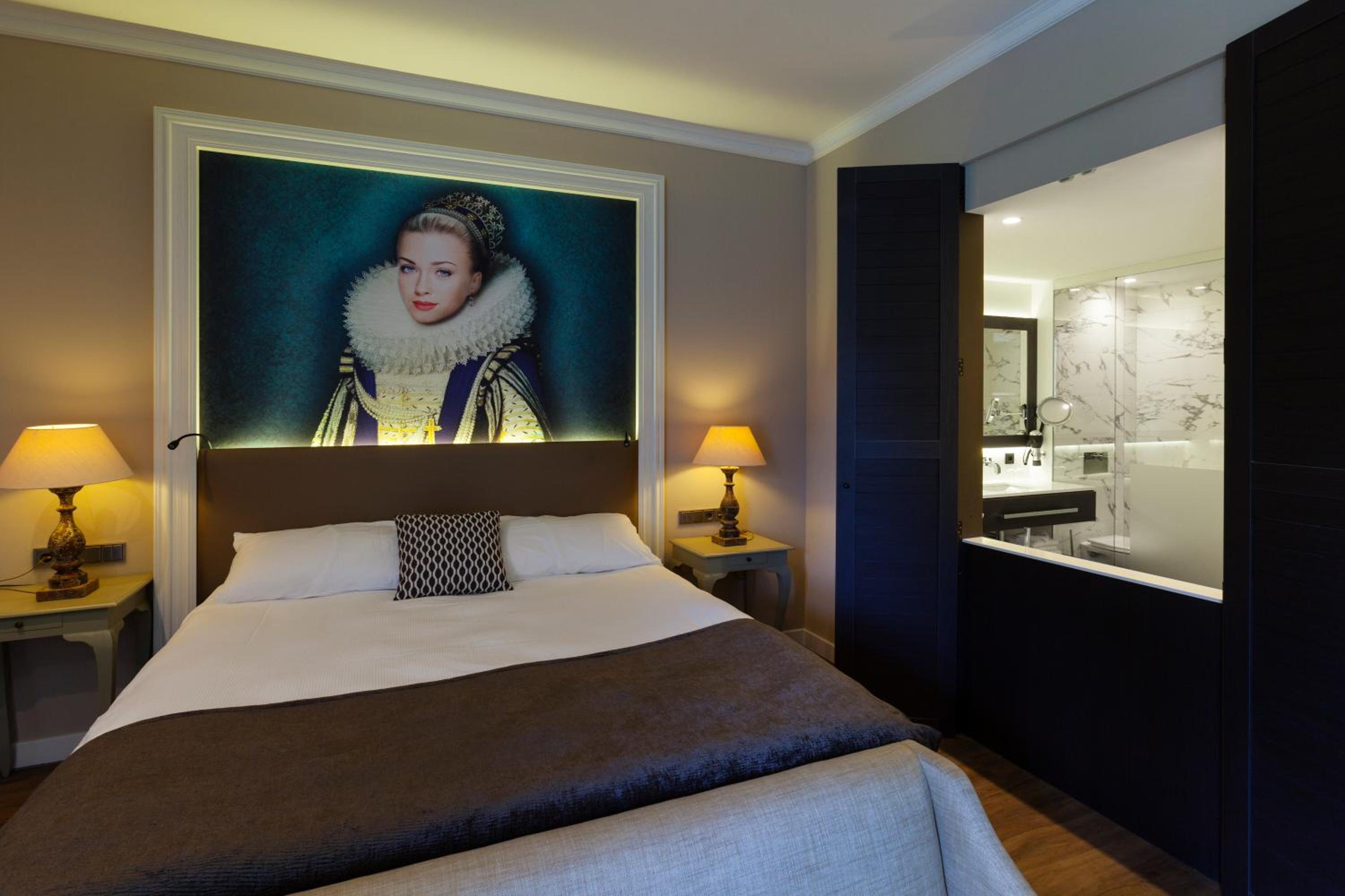 Luxurious Castle Room - Photo 2
