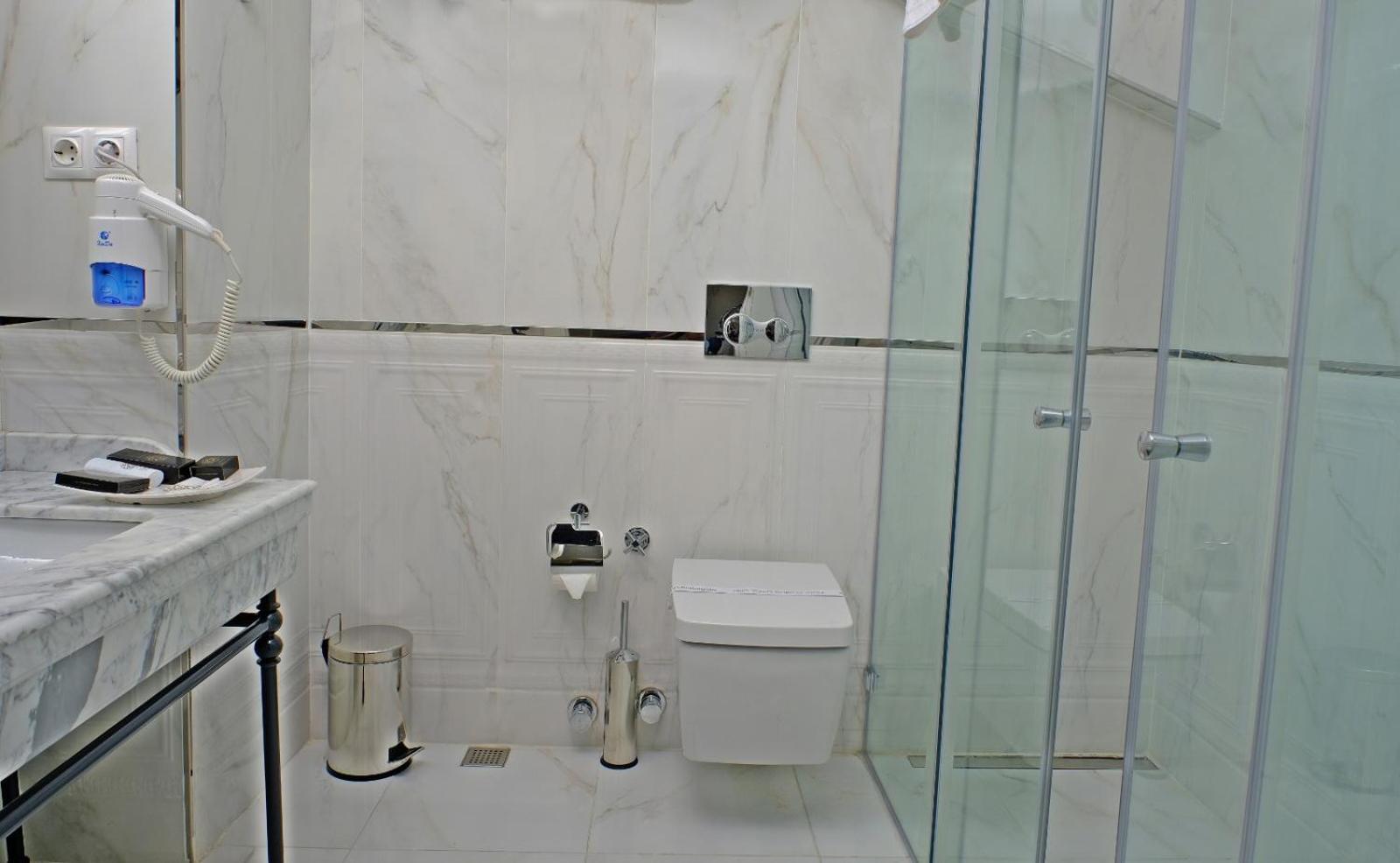 Deluxe Double or Twin Room with City View photo 2