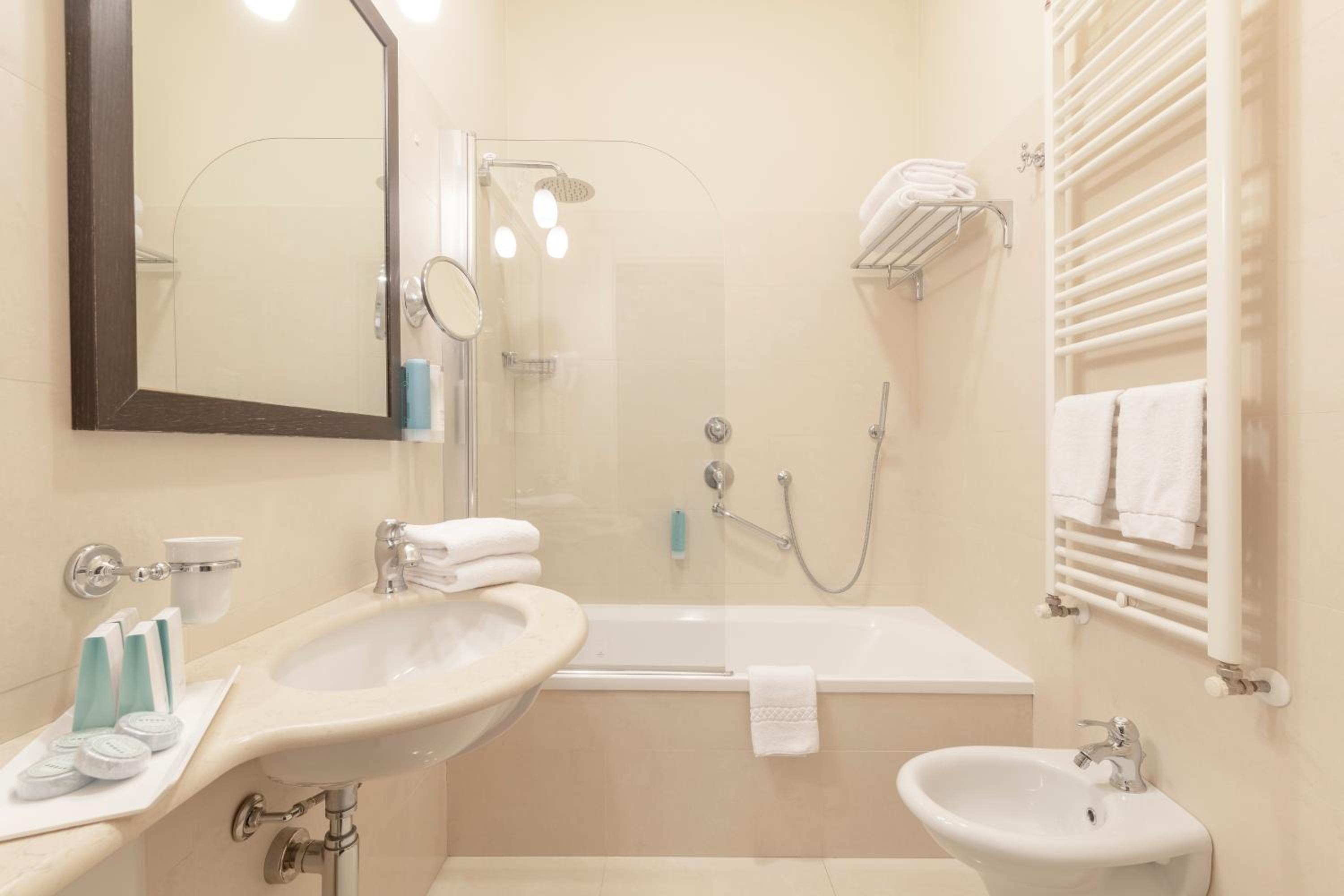 Standard Double Room with Balcony - Photo 6
