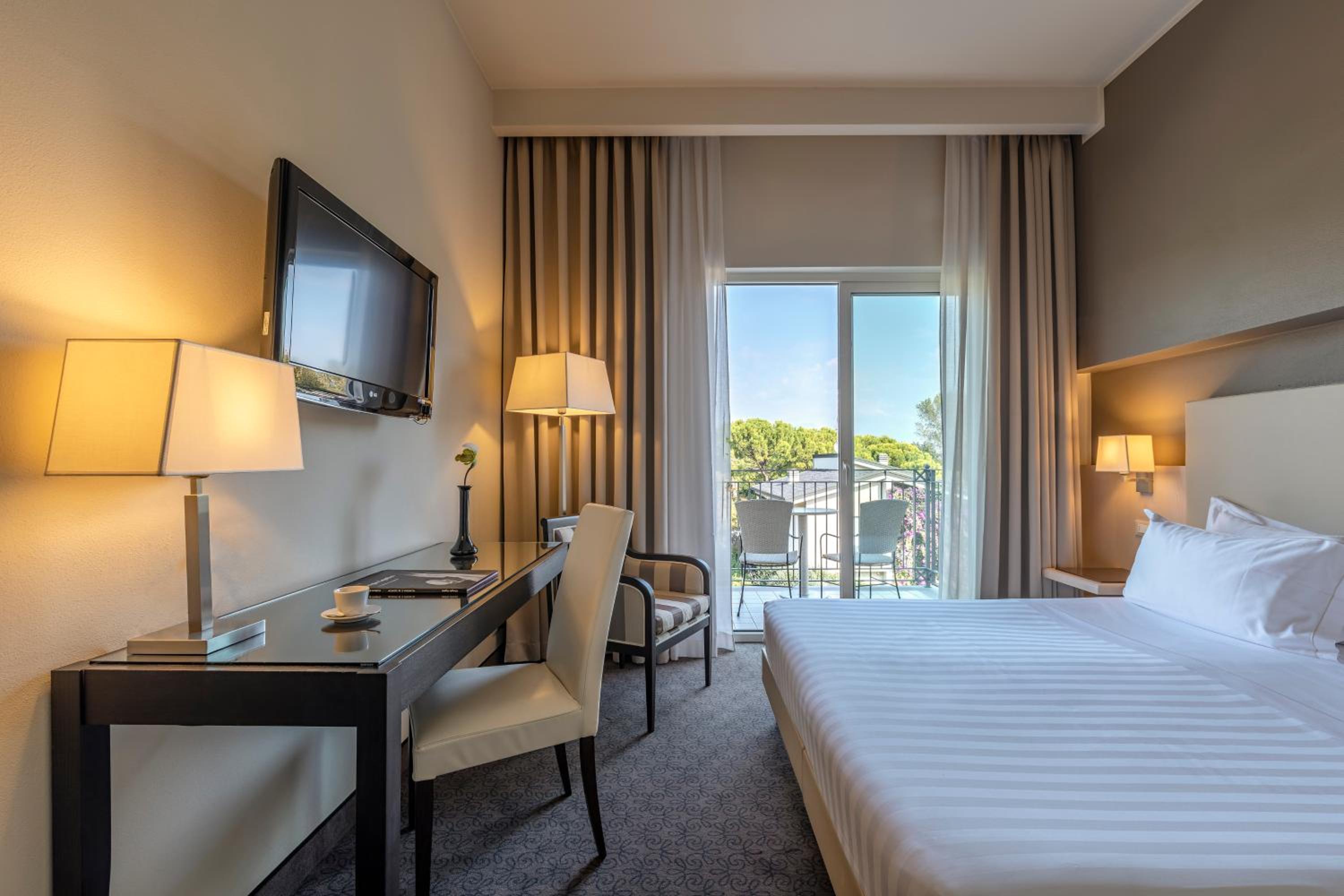 Standard Double Room with Balcony - Photo 4
