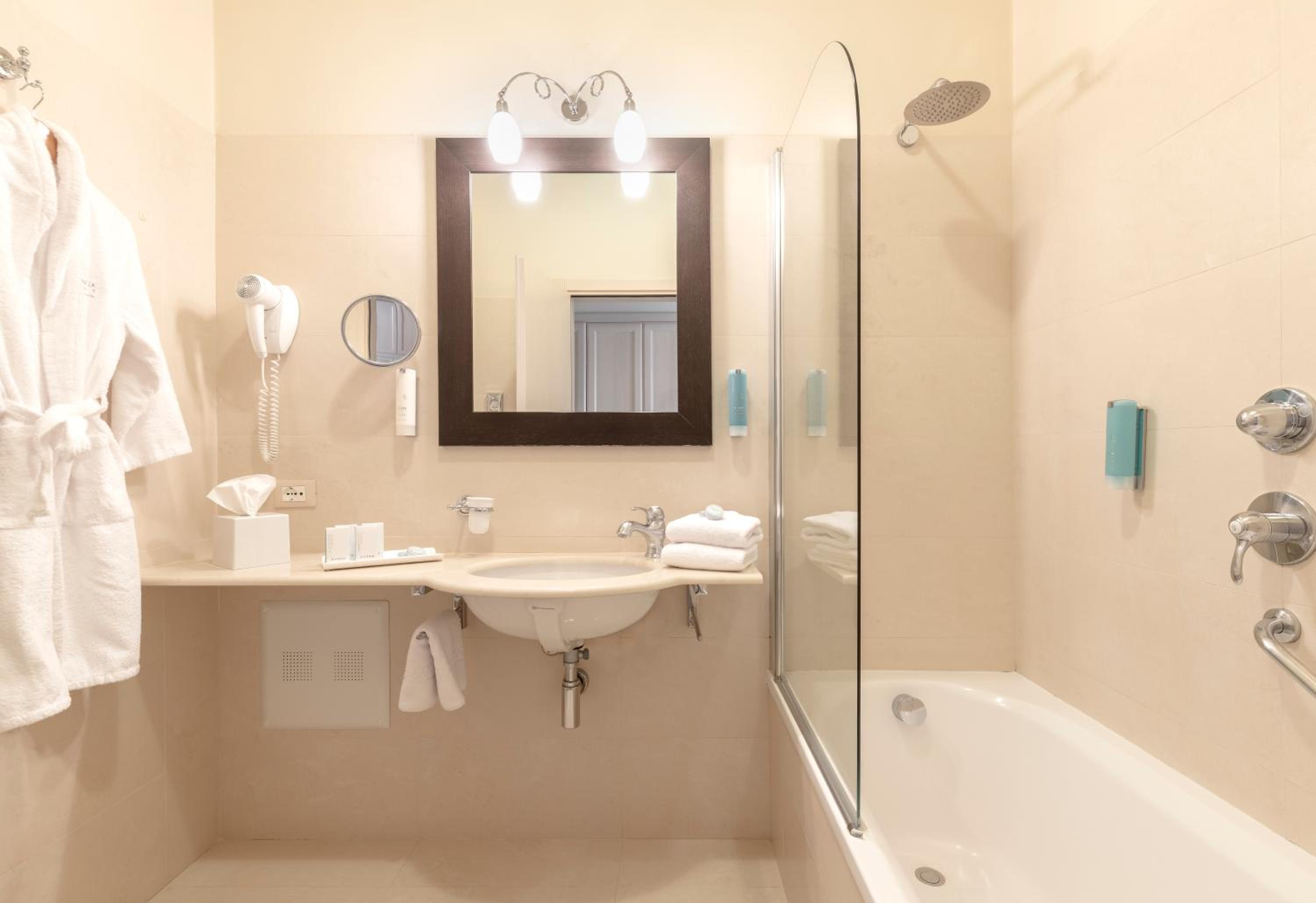 Superior Double Room with Balcony - Photo 7