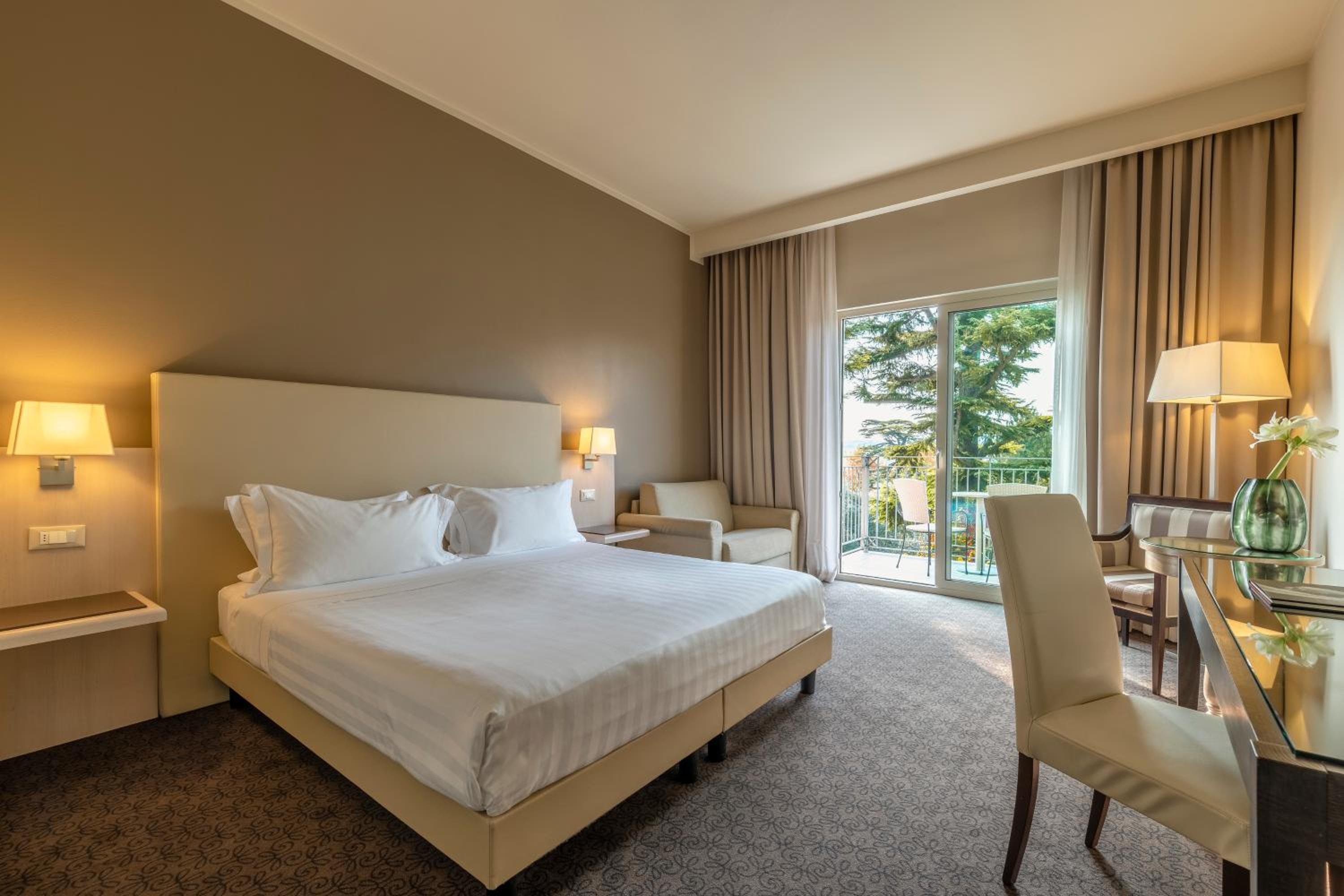 Superior Double Room with Balcony - Photo 1