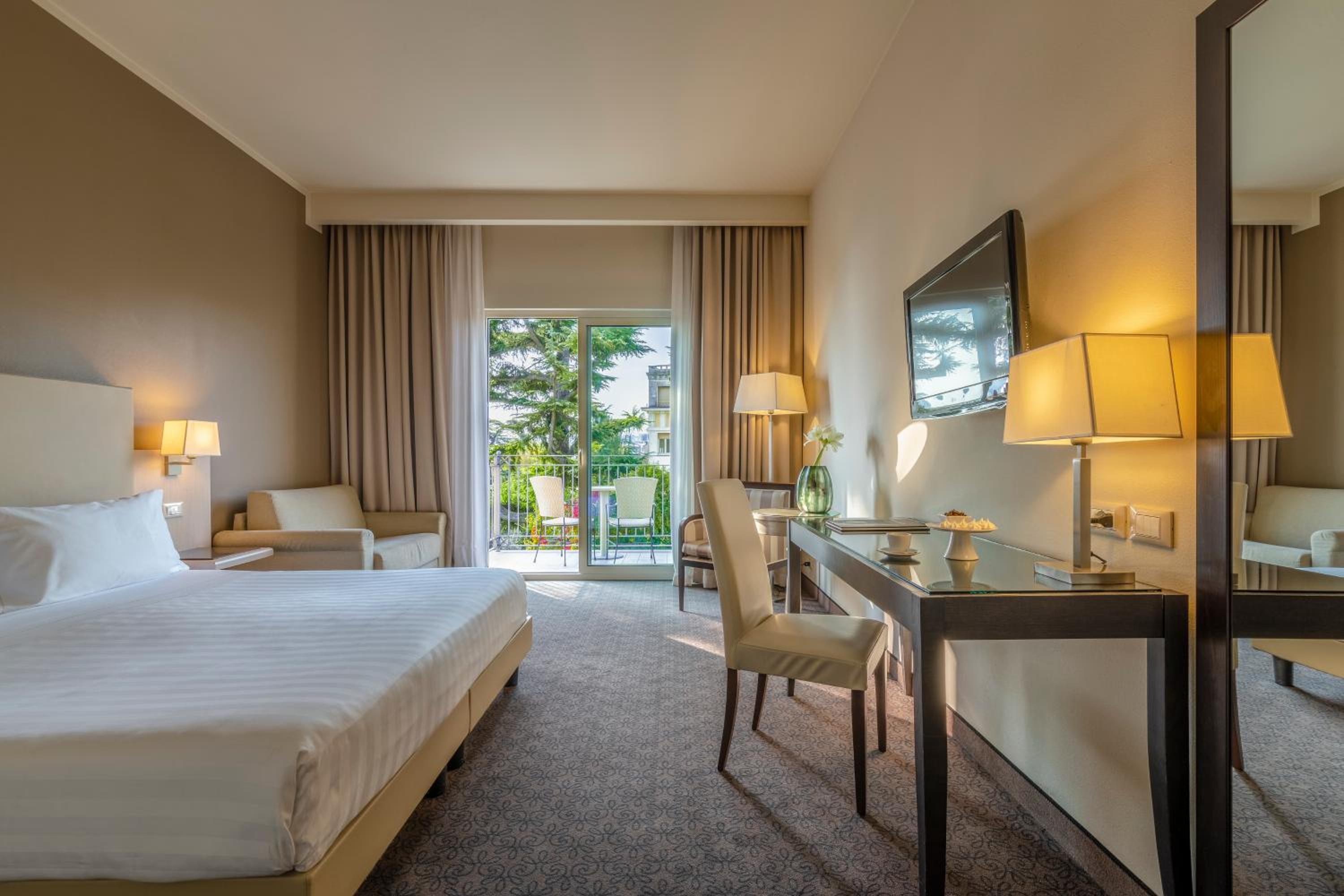 Superior Double Room with Balcony - Photo 3