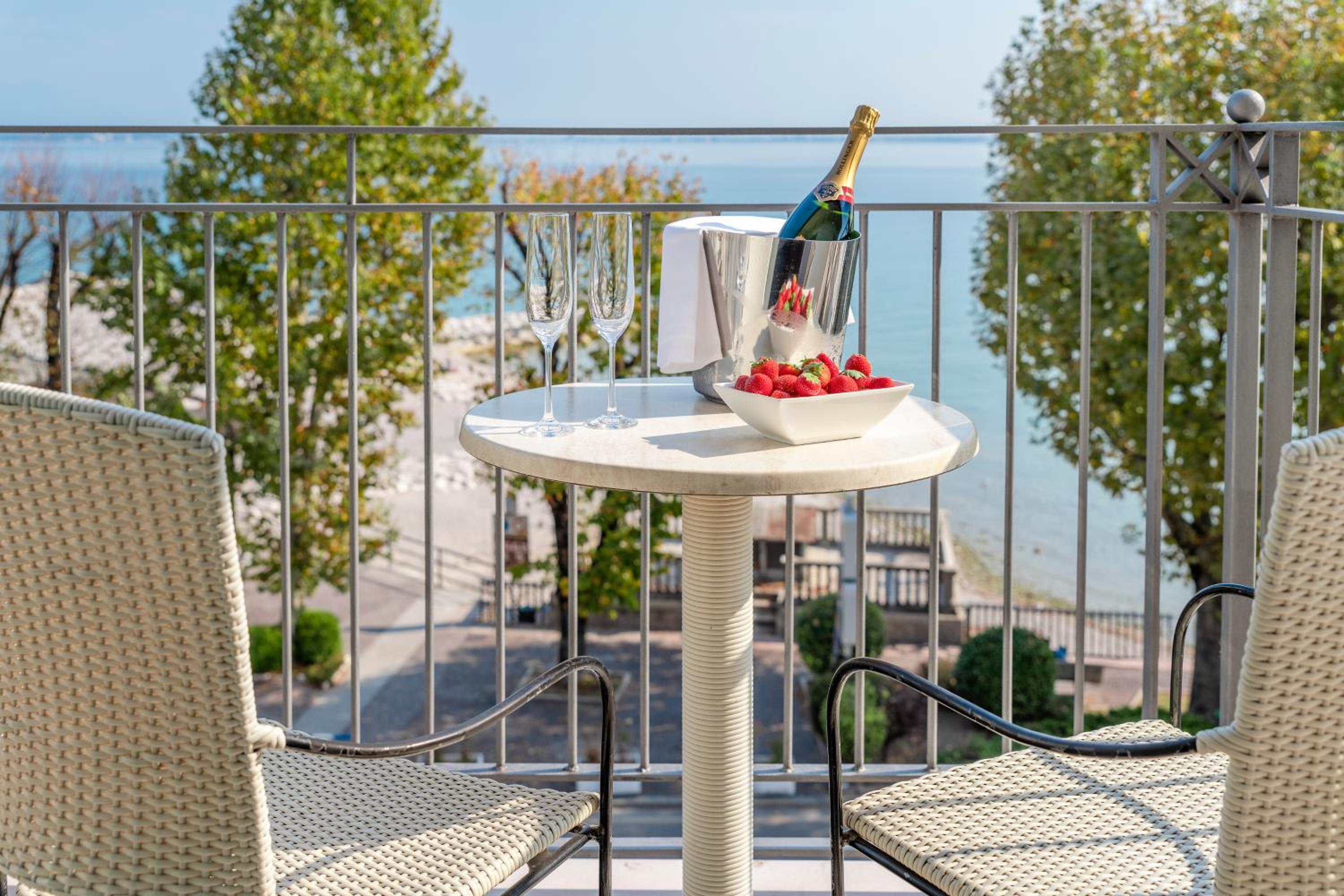 Junior Suite with Balcony and Lake View - Photo 4