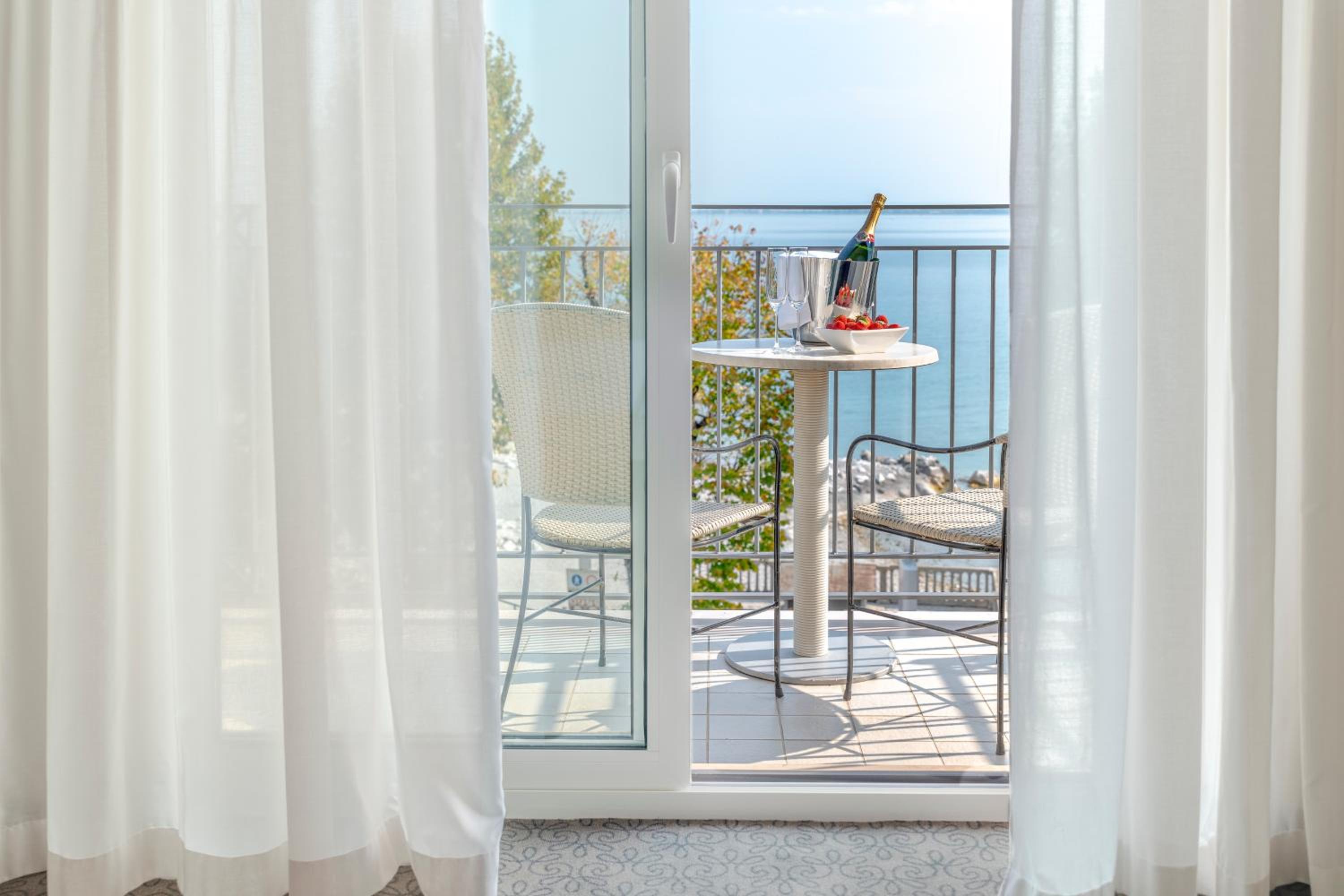 Junior Suite with Balcony and Lake View - Photo 3
