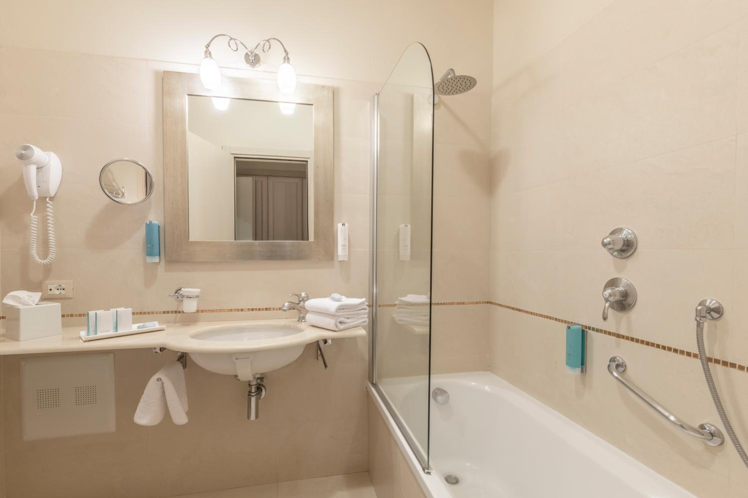 Junior Suite with Balcony and Lake View - Photo 7